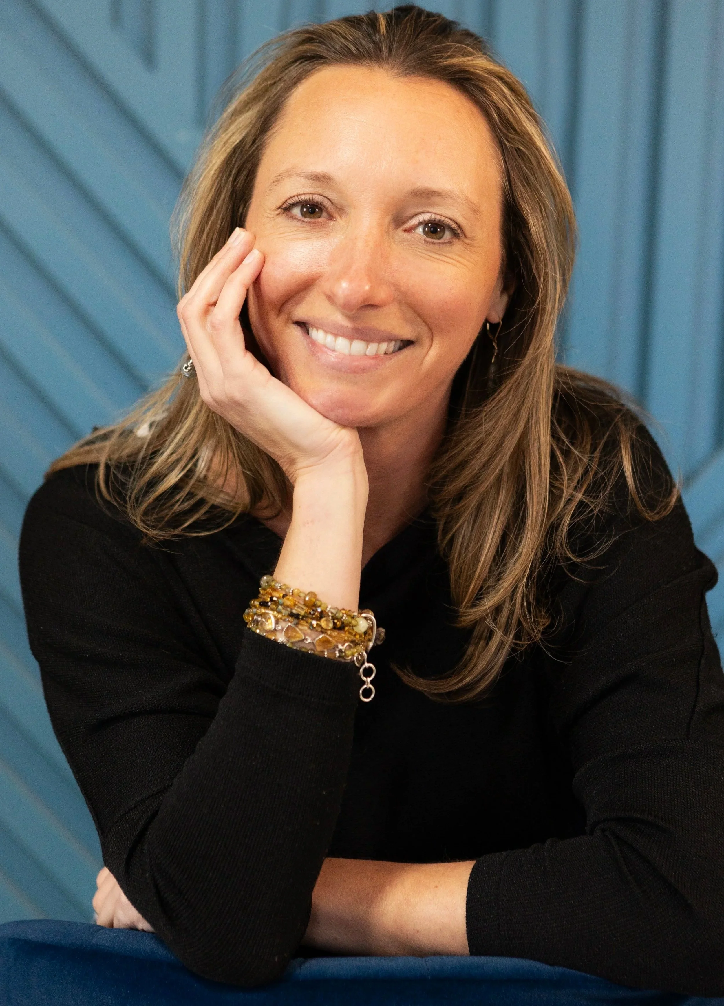 Jennifer Thompson headshot with blue background