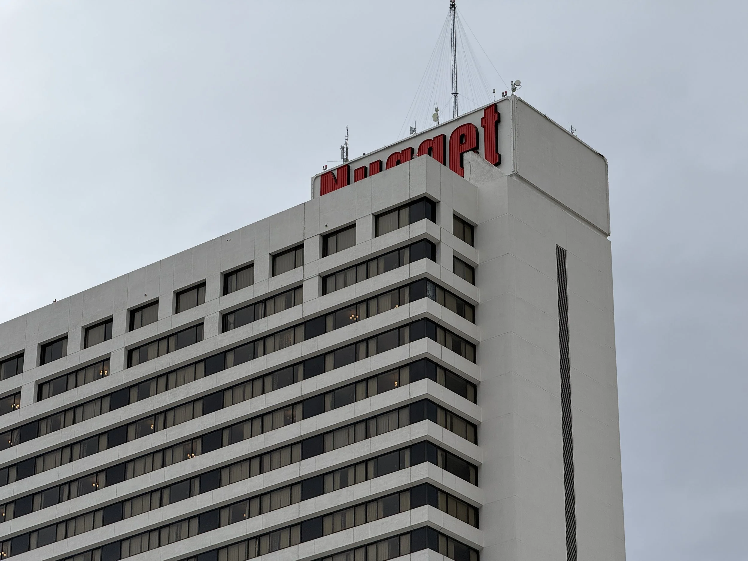 Primer plano de la Torre Este del Casino Nugget en Sparks, Nevada.