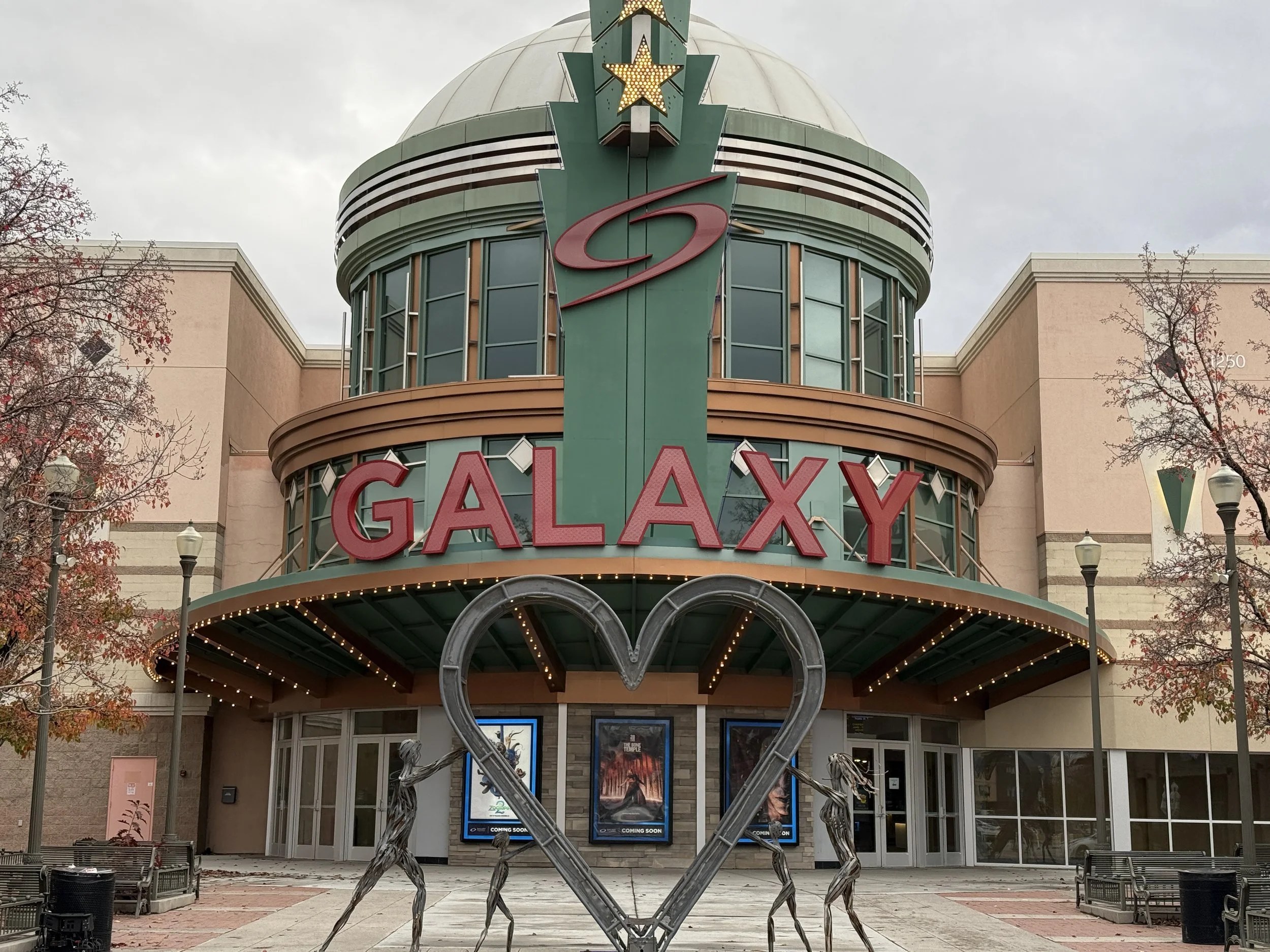 La entrada principal de Galaxy Theaters Victorian, en el centro de Sparks.