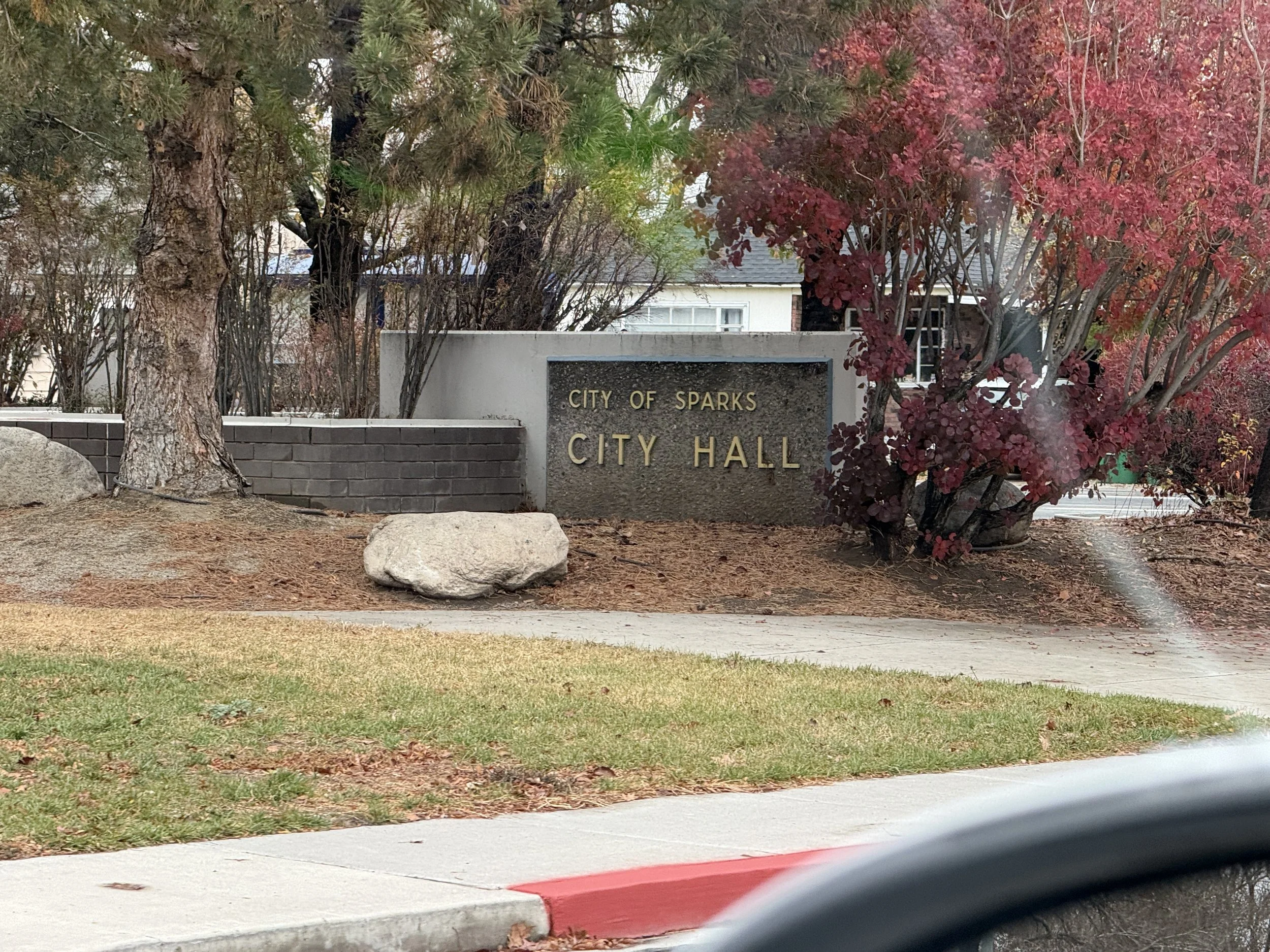 Cartel del Ayuntamiento de Sparks junto a la carretera.