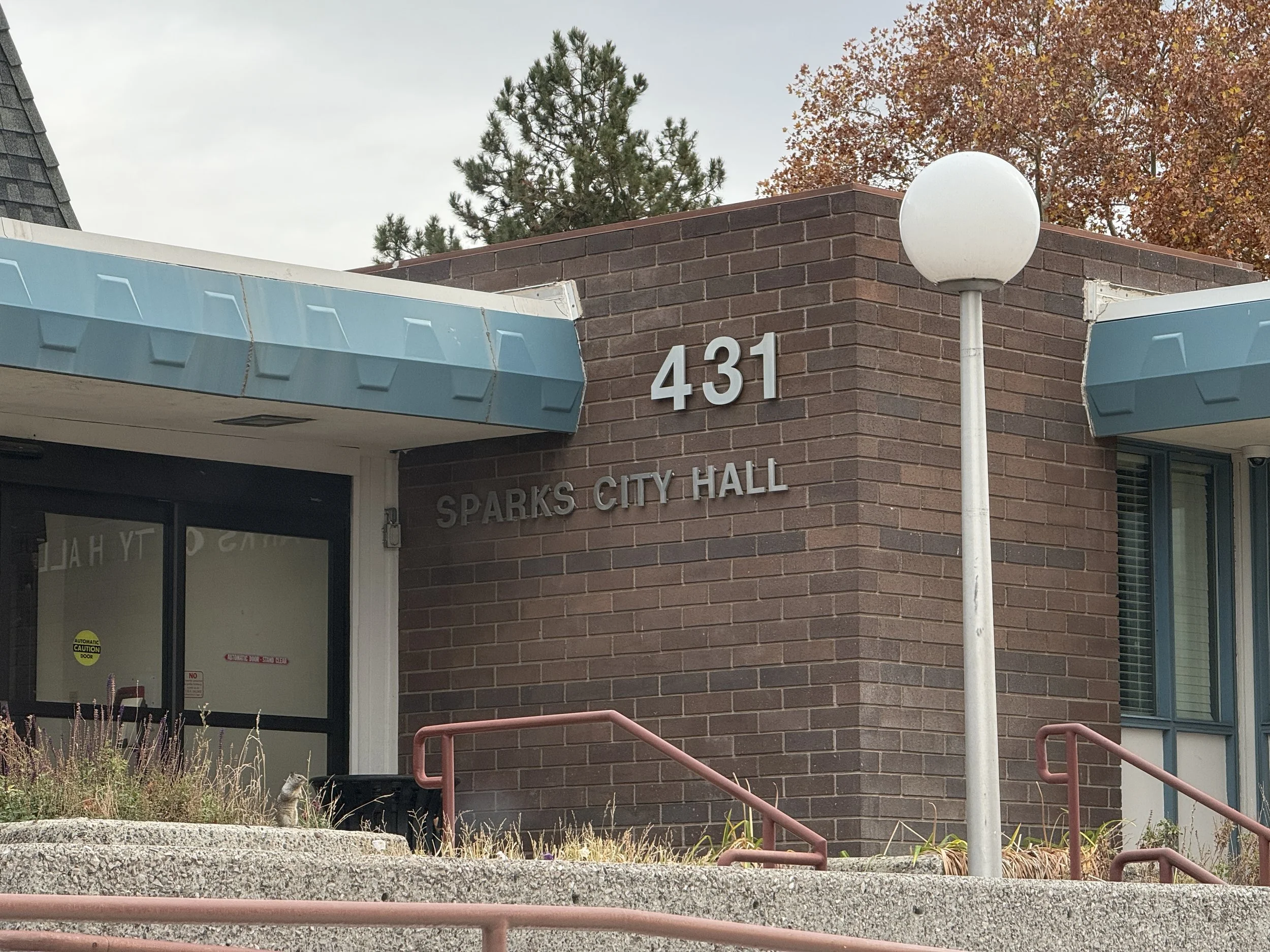 Entrada principal del Ayuntamiento de Sparks con el número de la calle, 431, sobre el letrero del Ayuntamiento.