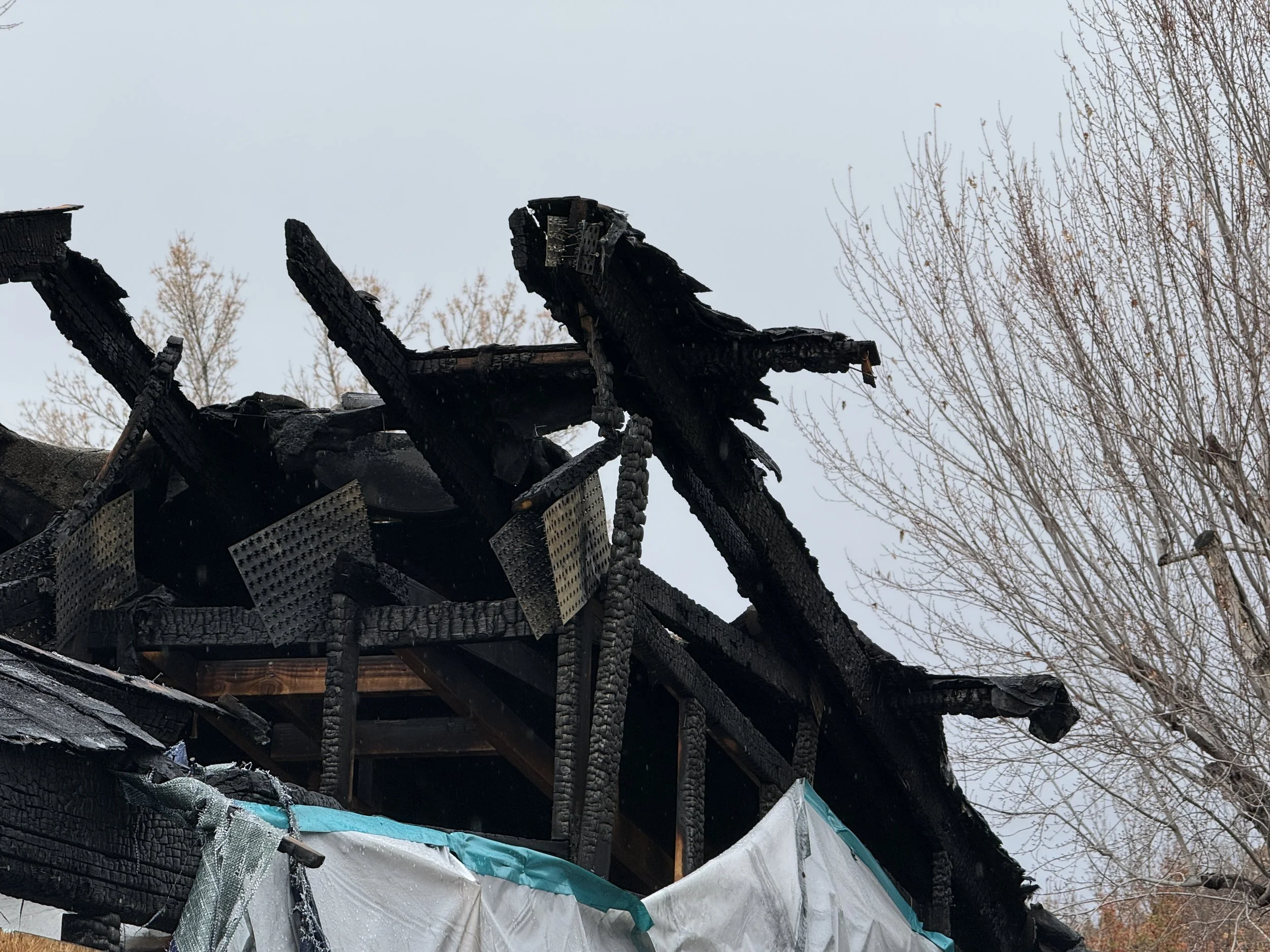 Cerchas quemadas bajo la lluvia. Una trampa cuelga para intentar cubrir la estructura.