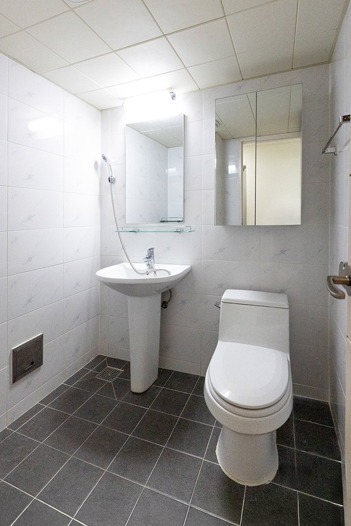 Intl-Dorm-7-Interior-Toilet.jpg