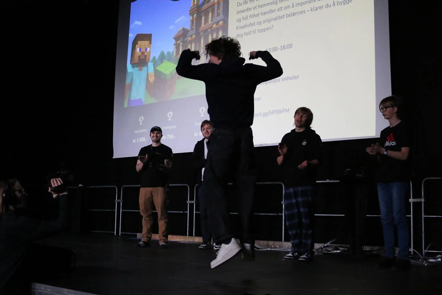 Gjennom dag 2 og dag 3 har vi hatt konkurranse for å kåre Conventions beste gamer! 💥
Hvem er den ultimate gameren? 
Jo det er ingen andre enn Oliver som stakk av med seieren i år! 
Han var så heldig å stikke av med kr.