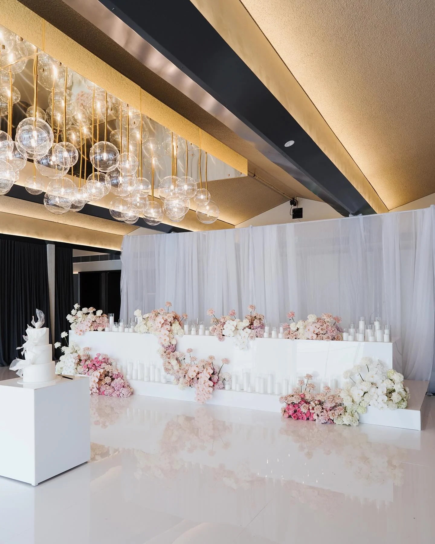 The prettiest of bridal tables by none other than @feelingfloral_ 😍