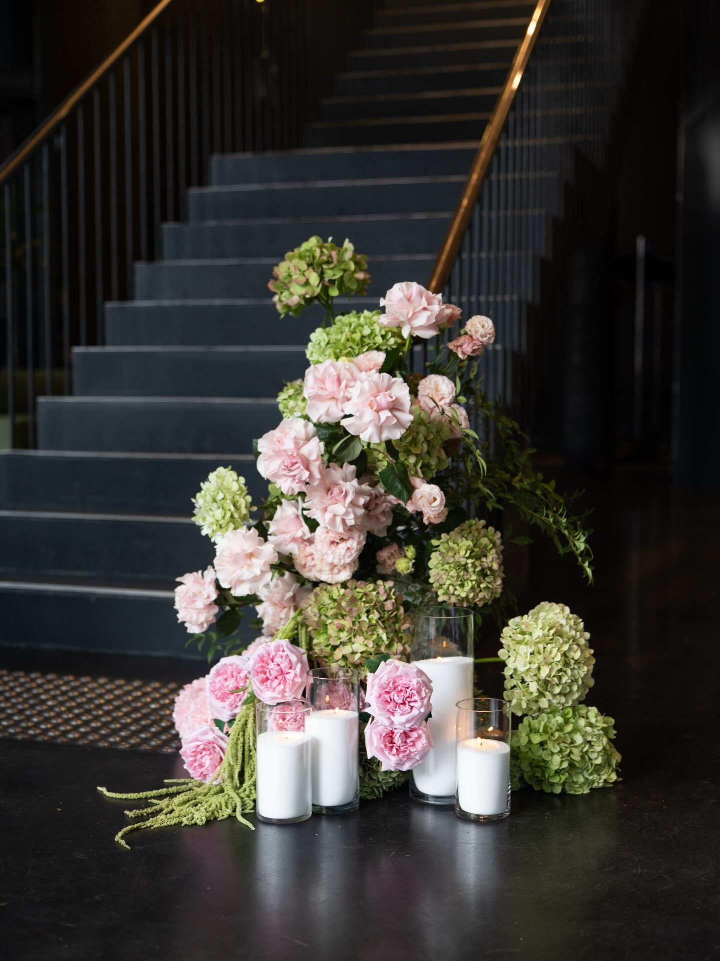 The grand staircase at Aerial beautifully styled by @the.wedding.styler 

@feelingfloral_