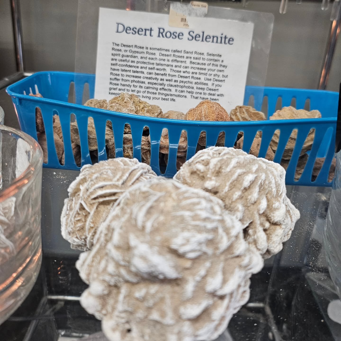 I was recently gifted a desert rise selenite and absolutely love the energy it brings to my reading table. This stone can increase self-confidence and self-worth. It also helps with latent talents and overcoming grief.
#tarotreadersofinstagram #tar