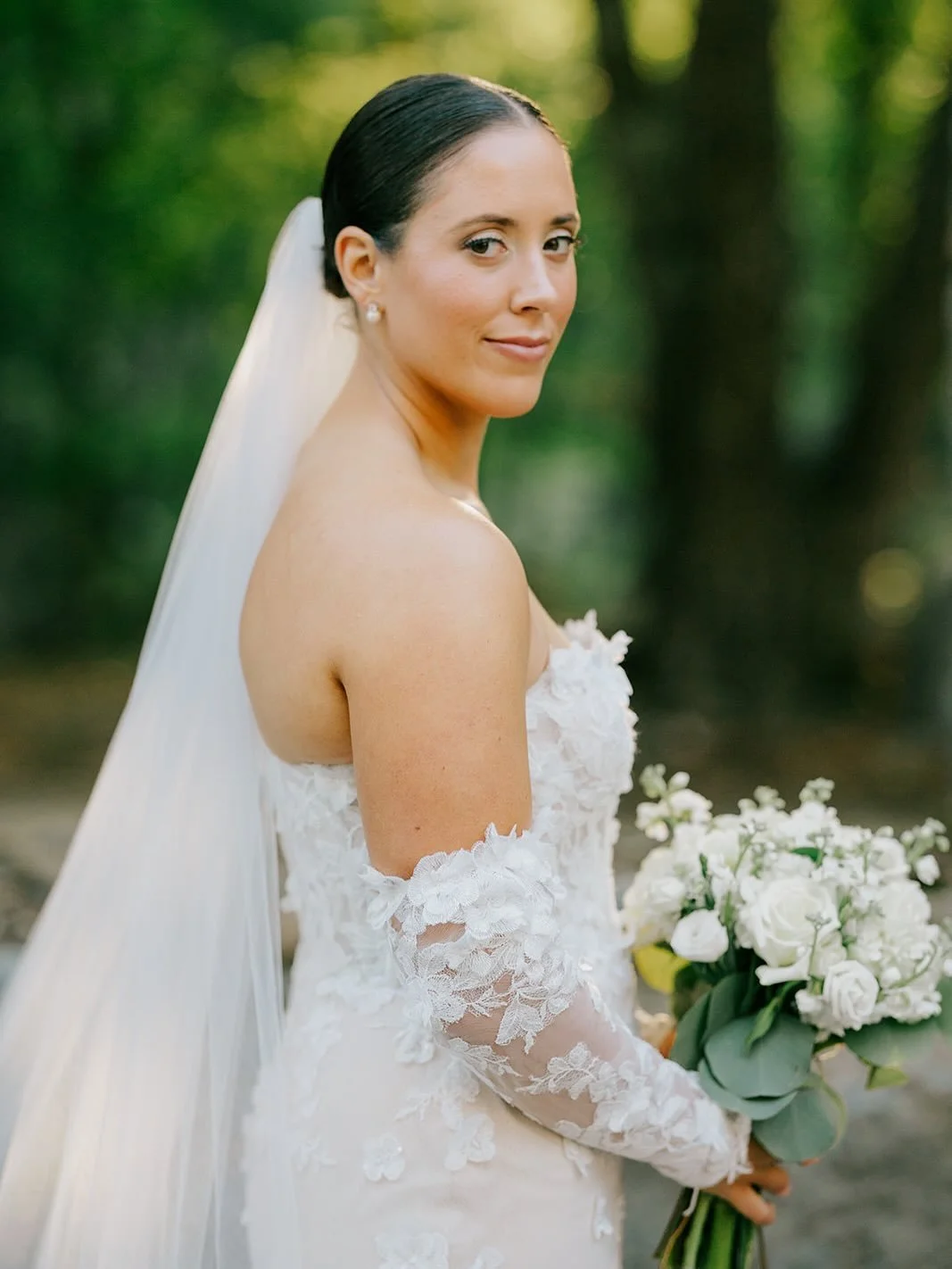 When your August bride is an absolute icon ❤️&zwj;🔥 I miss glamming you already, @kelseymnewell ! 

Beautiful photos done by @fergiemphoto and hair by @marinasmanesandmanis 

#bostonmakeupartist #makeupartist #glammakeup #bridalmakeup #bridalinspo #