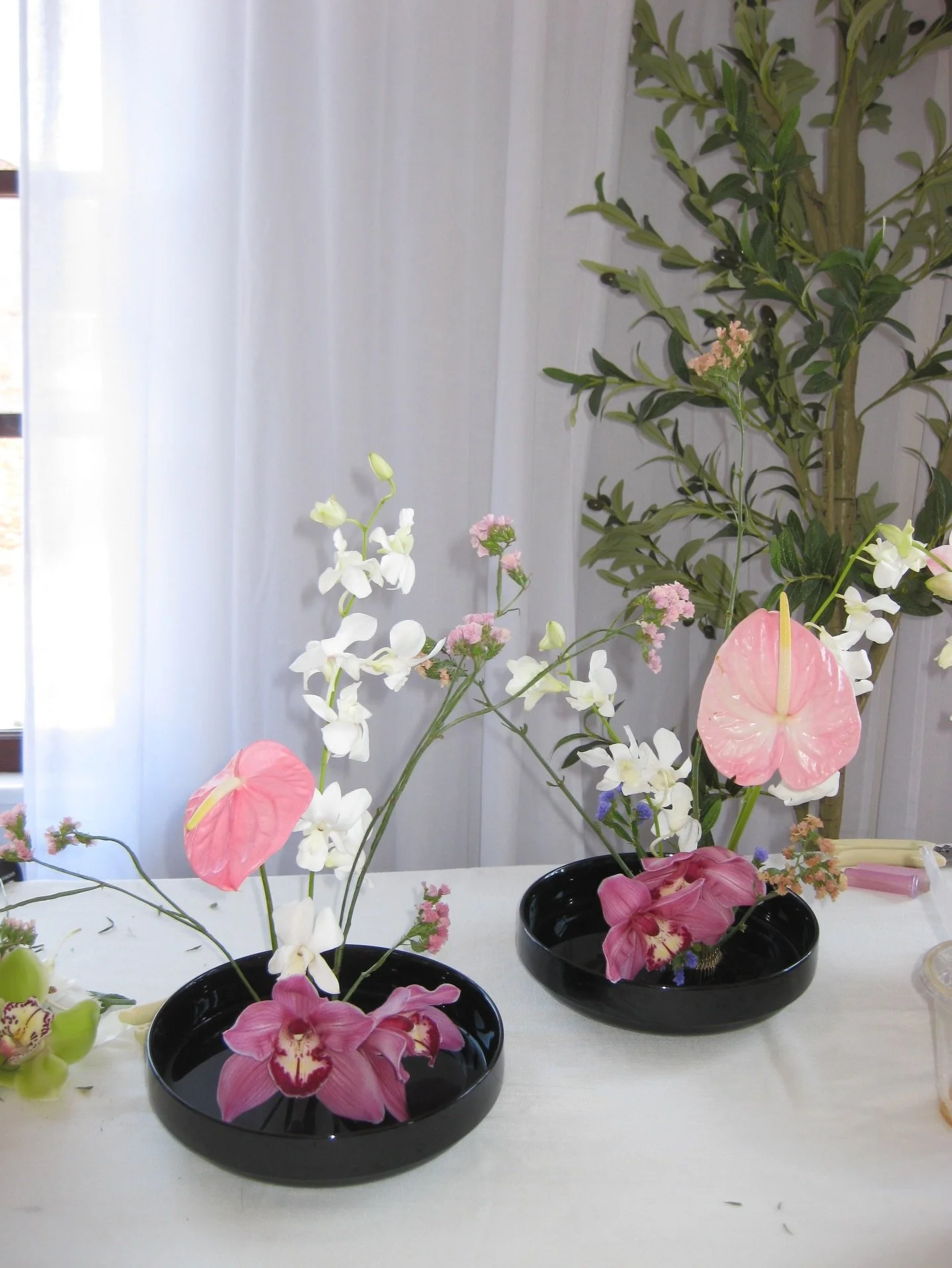 Probably the most illuminating aspect of getting into floral design is perceiving the nature that exists around you differently. I've begun to be (✦ ‿ ✦) more starry-eyed when I come across 1) cities that invest in their sidewalk horticulture, 2) stu