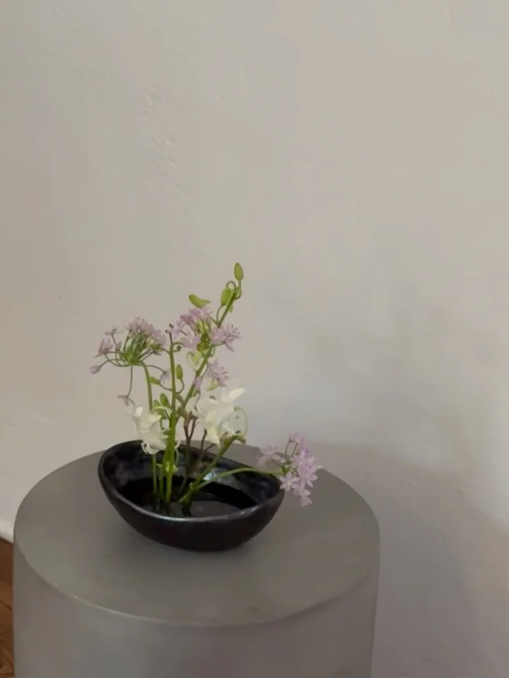 dainty details in the form of light purple alliums and white dendrobium orchids