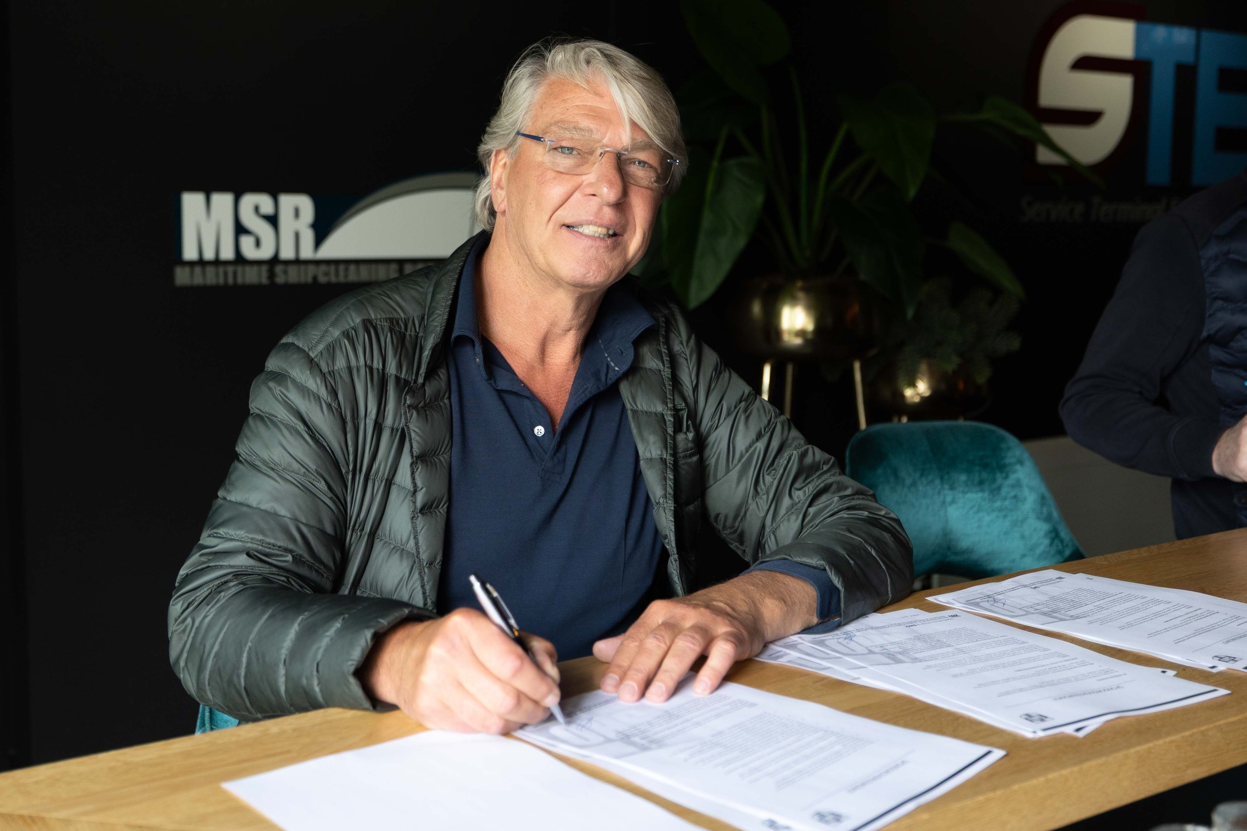 Fantastisch nieuws: MSR, HRS en STE vormen samen het nieuwe shirtsponsortrio voor de senioren van vv SHO!