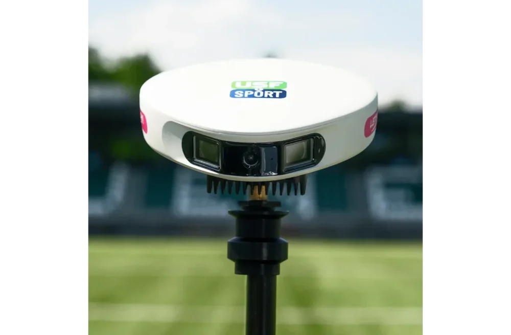 Mobiele AI-camera langs het veld