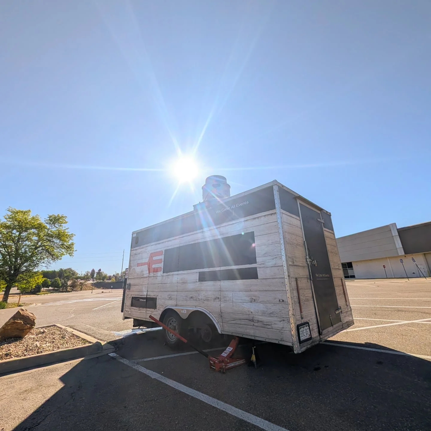 There are worse places to lose a tire! Easy fix and back on the road! See you all @resolutetapandcellar Arvada! We'll be there from 12-8! Come eat! 

#kbbq #beer #patioweather