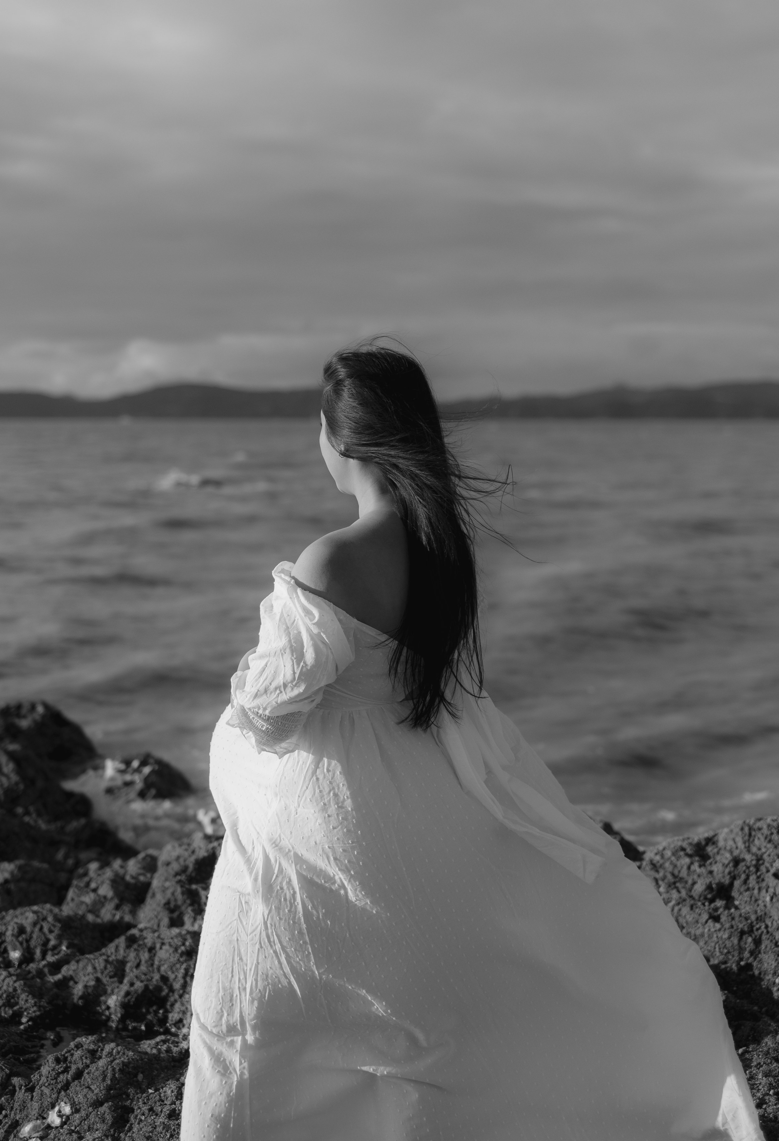black and white maternity photos.jpg