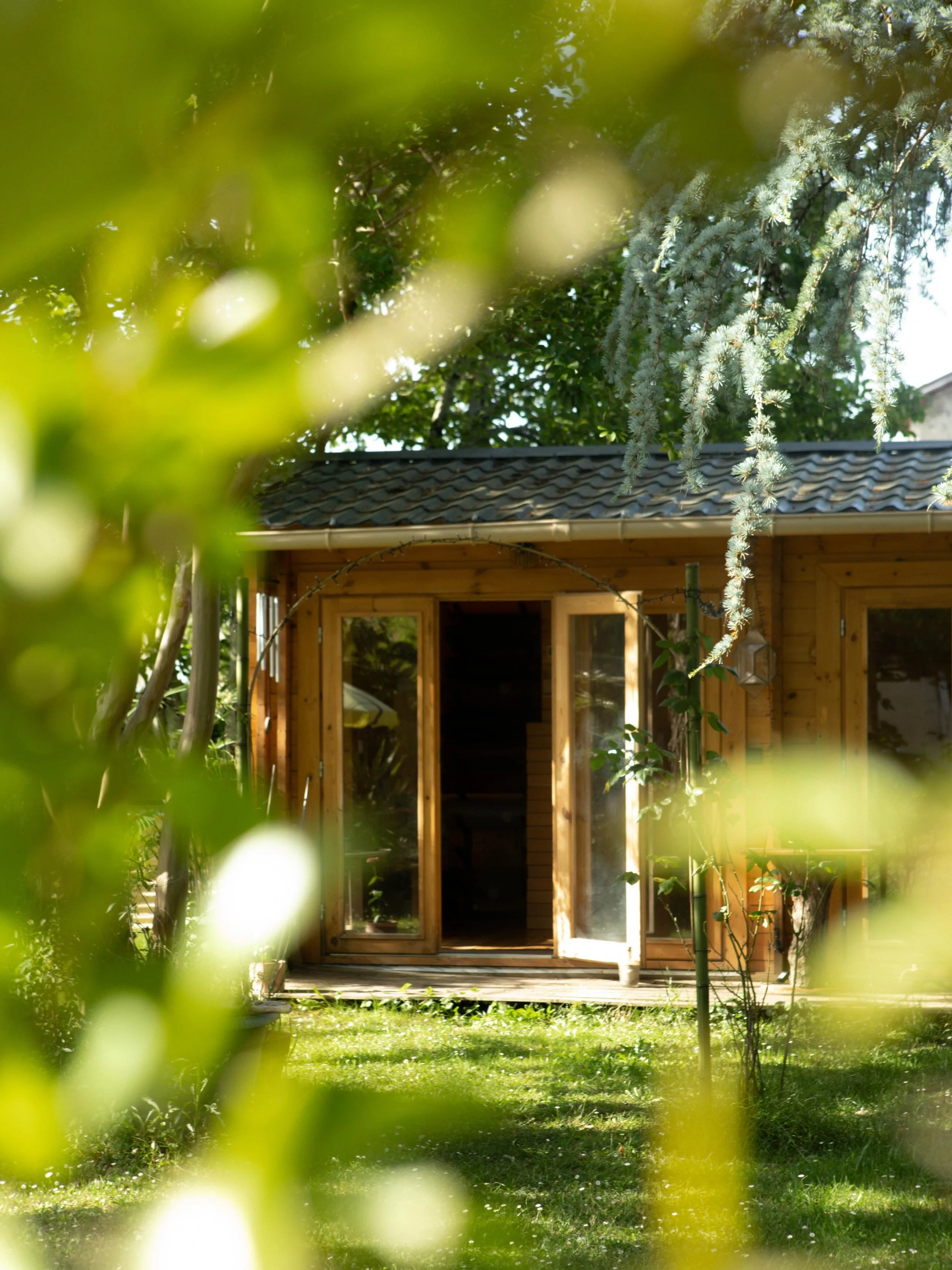 Latest work of @ellaleroy_ 

Retranscrire l&rsquo;ambiance d&rsquo;un lieu n&rsquo;est pas t&acirc;che facile. Merci Ella d&rsquo;avoir si bien su capturer la tranquillit&eacute; et le ressourcement que procurent notre maison 😌 

Alors, &ccedil;a te