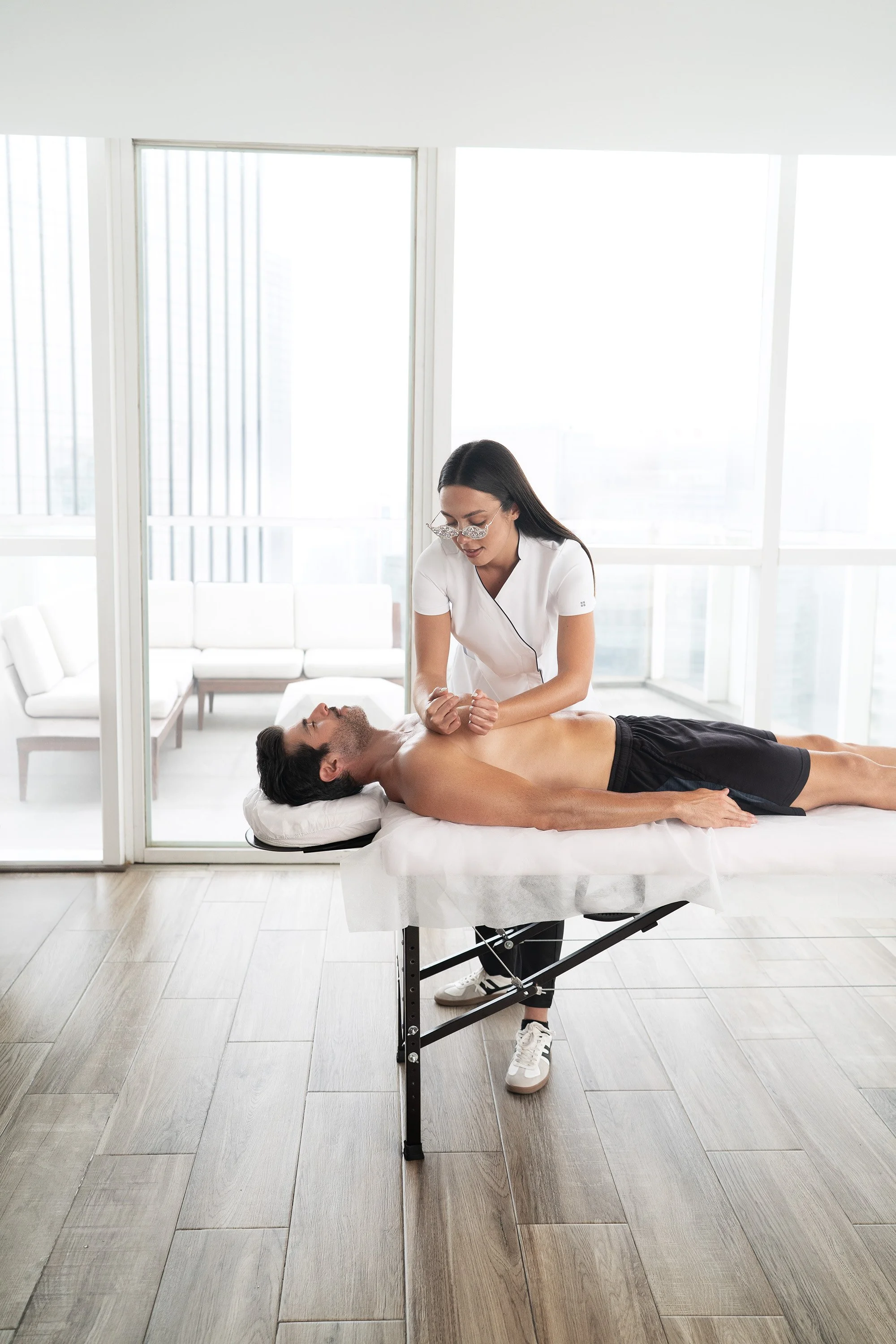 Sesión de masaje en un spa moderno en México con espacio luminoso y minimalista pensado para tratamientos corporales.