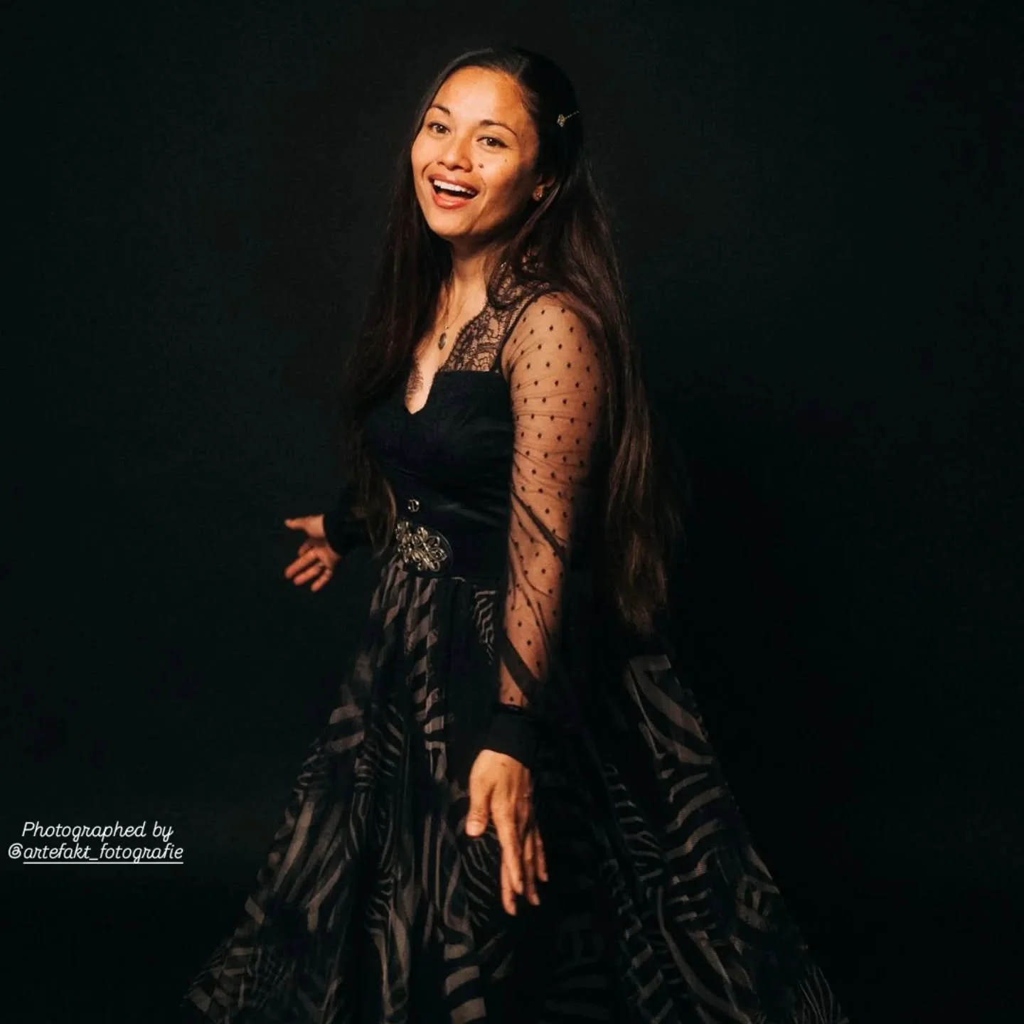 🤭Pssst&hellip; something beautiful is coming your way.
My next cover song is just around the corner&hellip; and I can hardly keep it to myself!

Ooooohhhh&hellip;
This one feels special ✨
Delicate 🌸 Honest ❤️ Emotional 🎶
And I can&rsquo;t wait to 