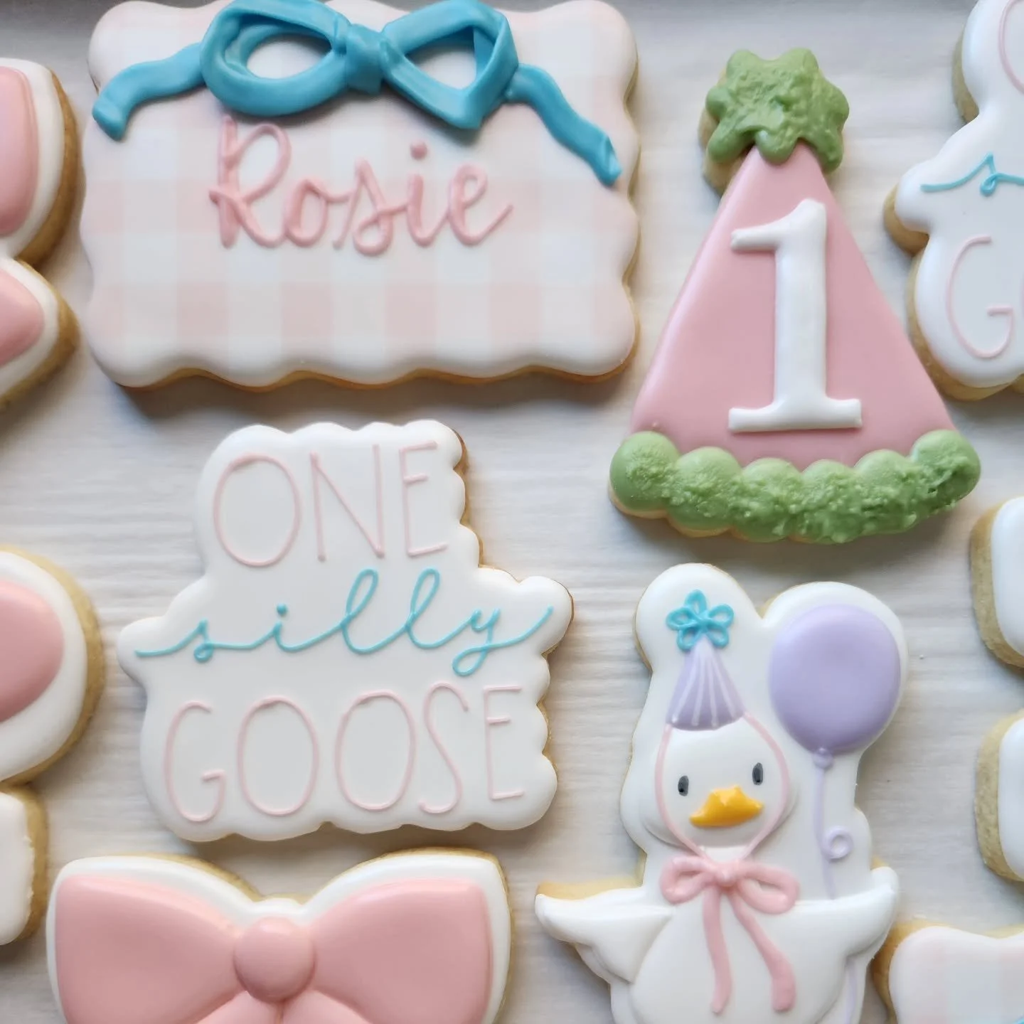 Rosie is One Silly Goose!🪿 

#onesillygoosecookies #customsugarcookies #edibleart #firstbirthdaycookies #sillygoose #bayvillagecookies #clevelandcookies #bakingbaysweeter #peckyeah #PeckBakingCo