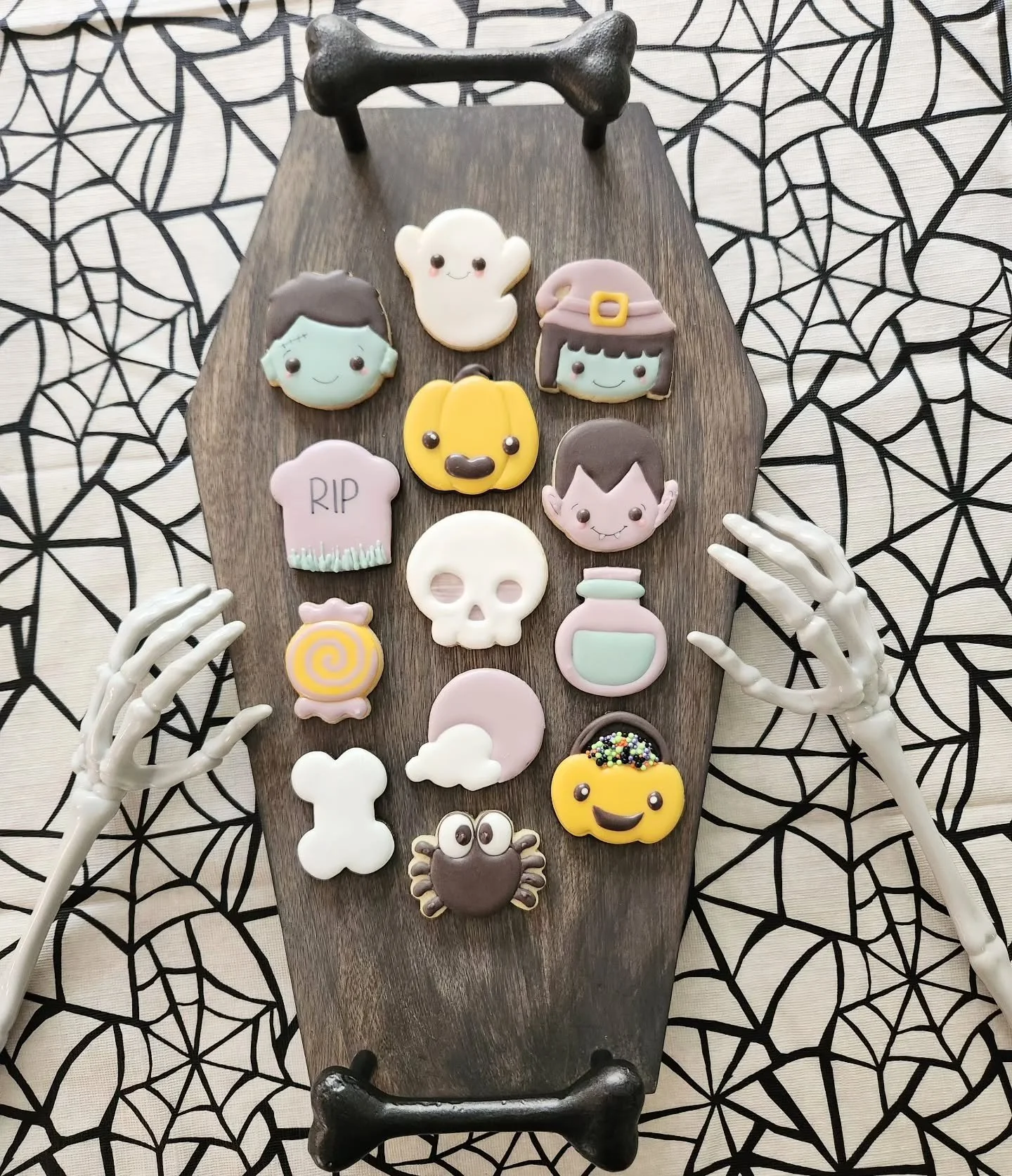Halloween cookies are live for purchase ON OUR WEBSITE! After almost 5 years, we FINALLY have a website!! Click the link in our bio! 
Pick ups will be on Thursday, October 30th at  @theprintshoponwolf

#halloweencookies #decoratedsugarcookies #baking