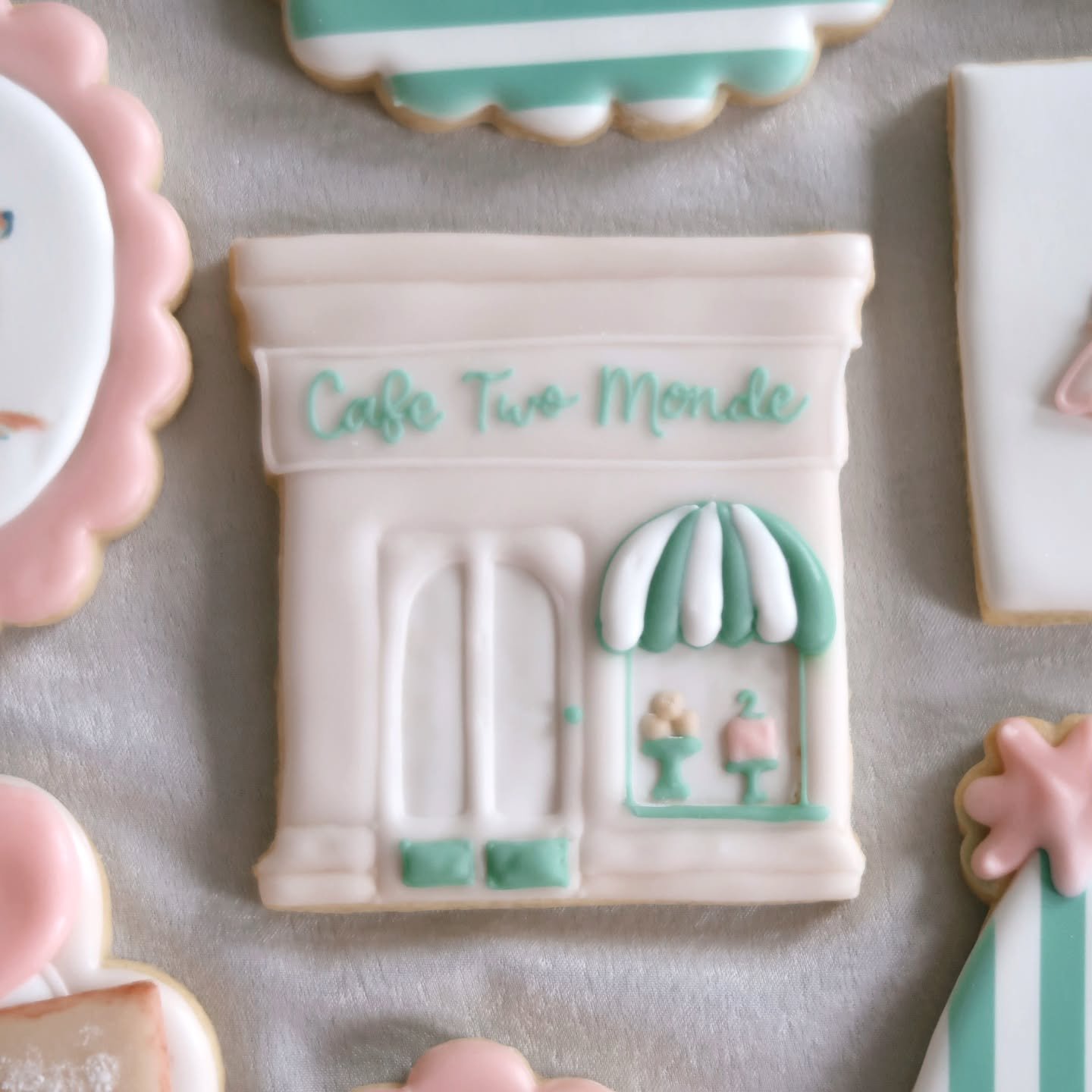 Cafe TWO Monde! 
Happy birthday, sweet Vienna! @karolinacpl with the most amazing dessert displays and the cutest themes!! 

#cafetwomonde #birthdaycookies #secondbirthdaycookies #cafetwomondecookies #customsugarcookies