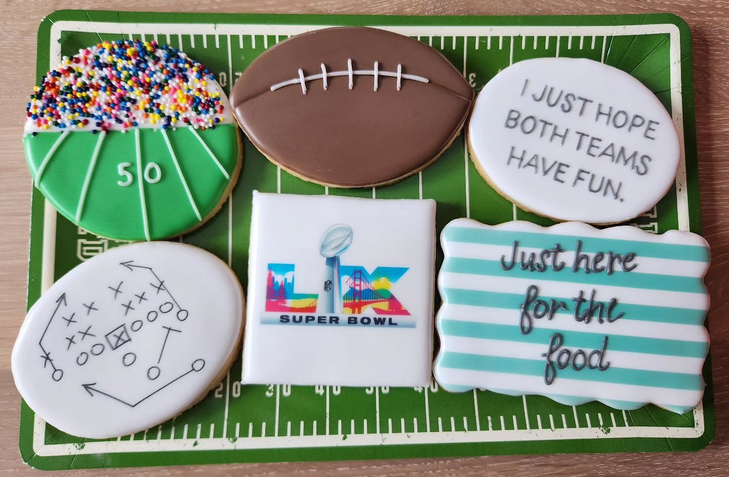 It's game day! I, for one, am excited for football food. What are you eating today? 🏈🏟️

#footballcookies #superbowlcookies #customsugarcookies #superbowlfood #PeckBakingCo