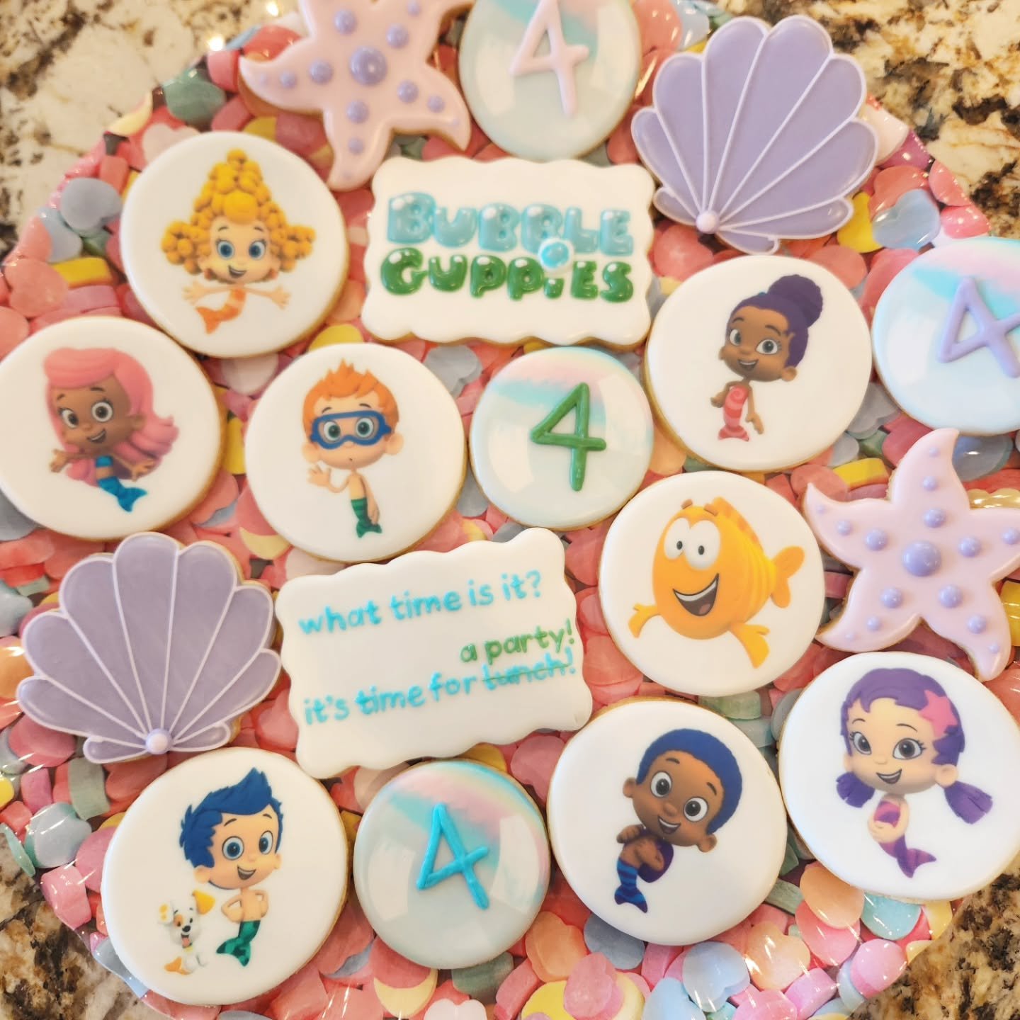 When your daughter HELPS YOU PLAN her 4th birthday party, and then changes the theme on you after invitations go out...

Thank goodness for Aunt @rhondamarasco and Uncle @joeymo_1 for throwing an impromptu Bubble Guppie family party this weekend so w