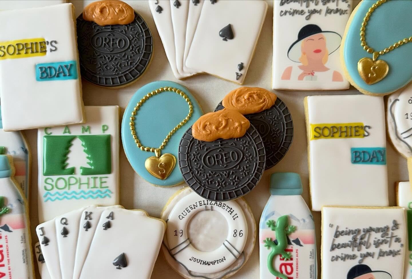 I fear I&rsquo;ll never be over this set&hellip; and honestly? I don&rsquo;t want to be. 

Seeing double has never looked so sweet. 👯&zwj;♀️✨
The Evian bottle.
The Poker cards. 
That legendary peanut butter Oreo moment.
Meredith Blake, herself.

So 