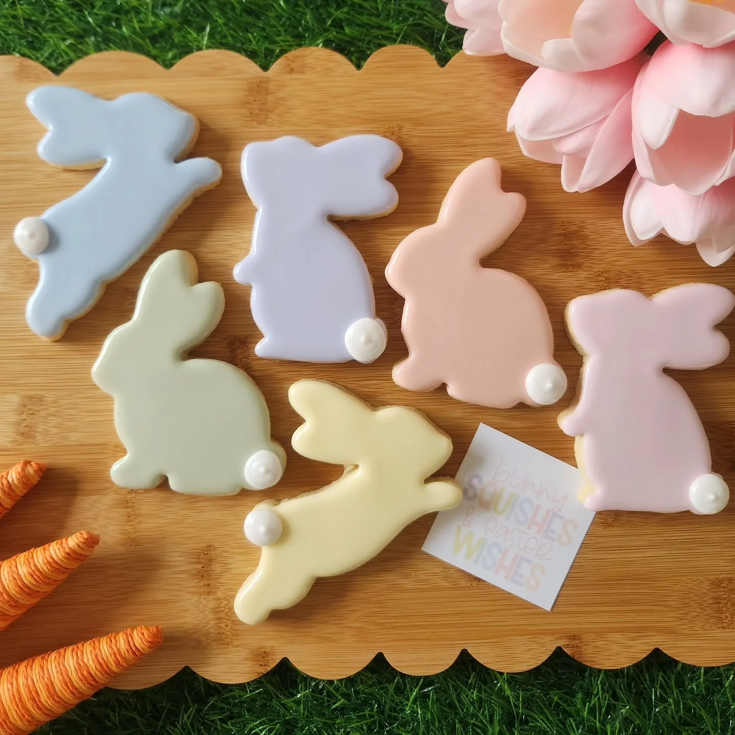 1/2 dozen bounding bunnies available in vanilla-almond and carrot cake flavor! Perfect for hostess gifting or just for snacking!! Order at peckbaking.com or the order link in our bio!!

#bunnycookies #eastercookies #bunnies #clevelandcookies