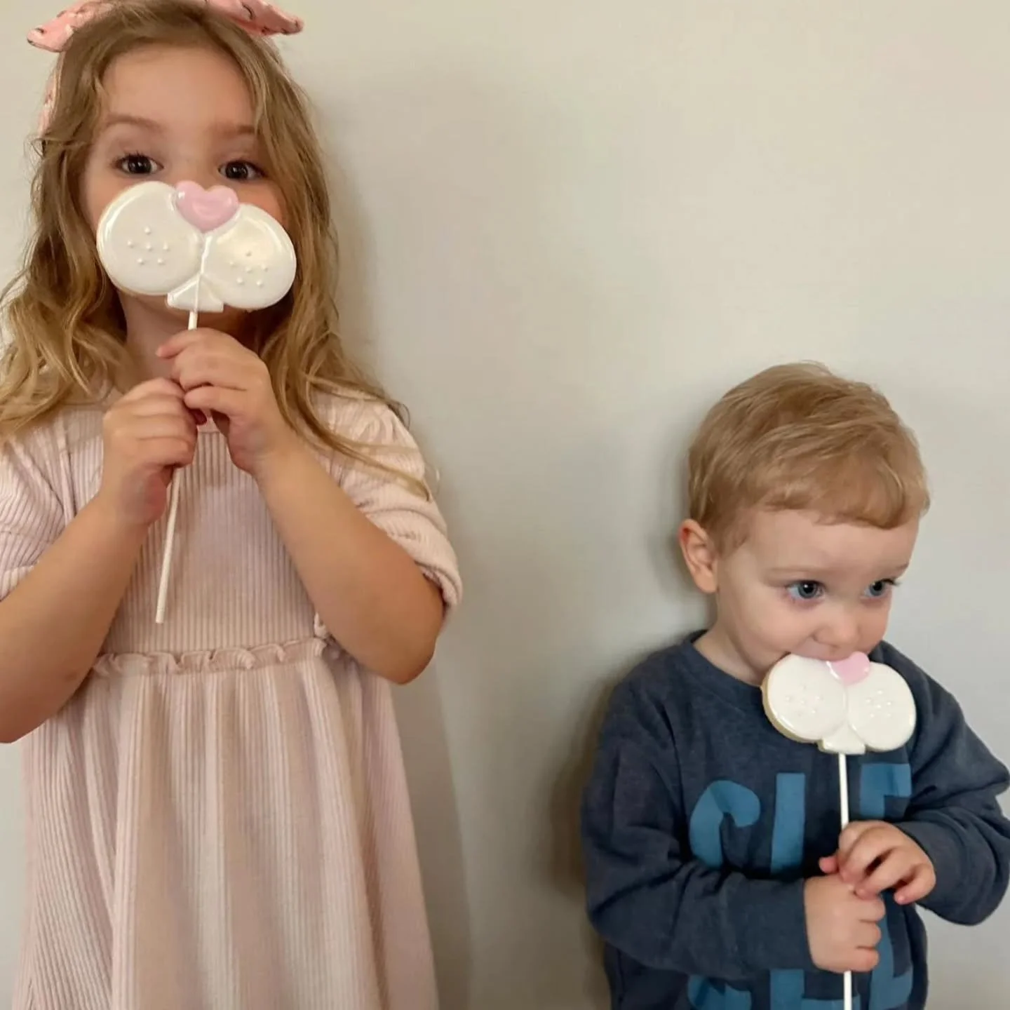 Easter orders close today at noon! How cute are these bunny noses on a step?! As seen on New Day Cleveland. Swipe to the end to see Natalie with this adorable cookie! 🐰🐇

#eastercookies #PeckBakingCo #clevelandcookies #easterbasketgoodies
