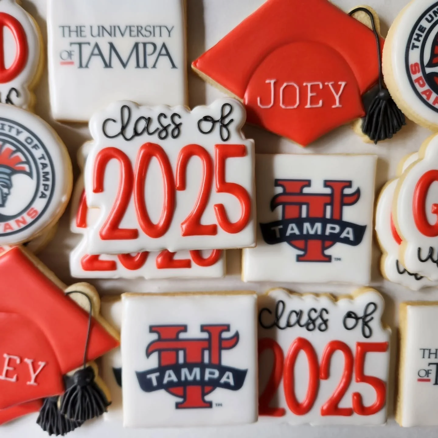 Graduation spots are filling up quickly!! Don't forget to get those orders in! 

#graduationcookies #customsugarcookies #clevelandcookies