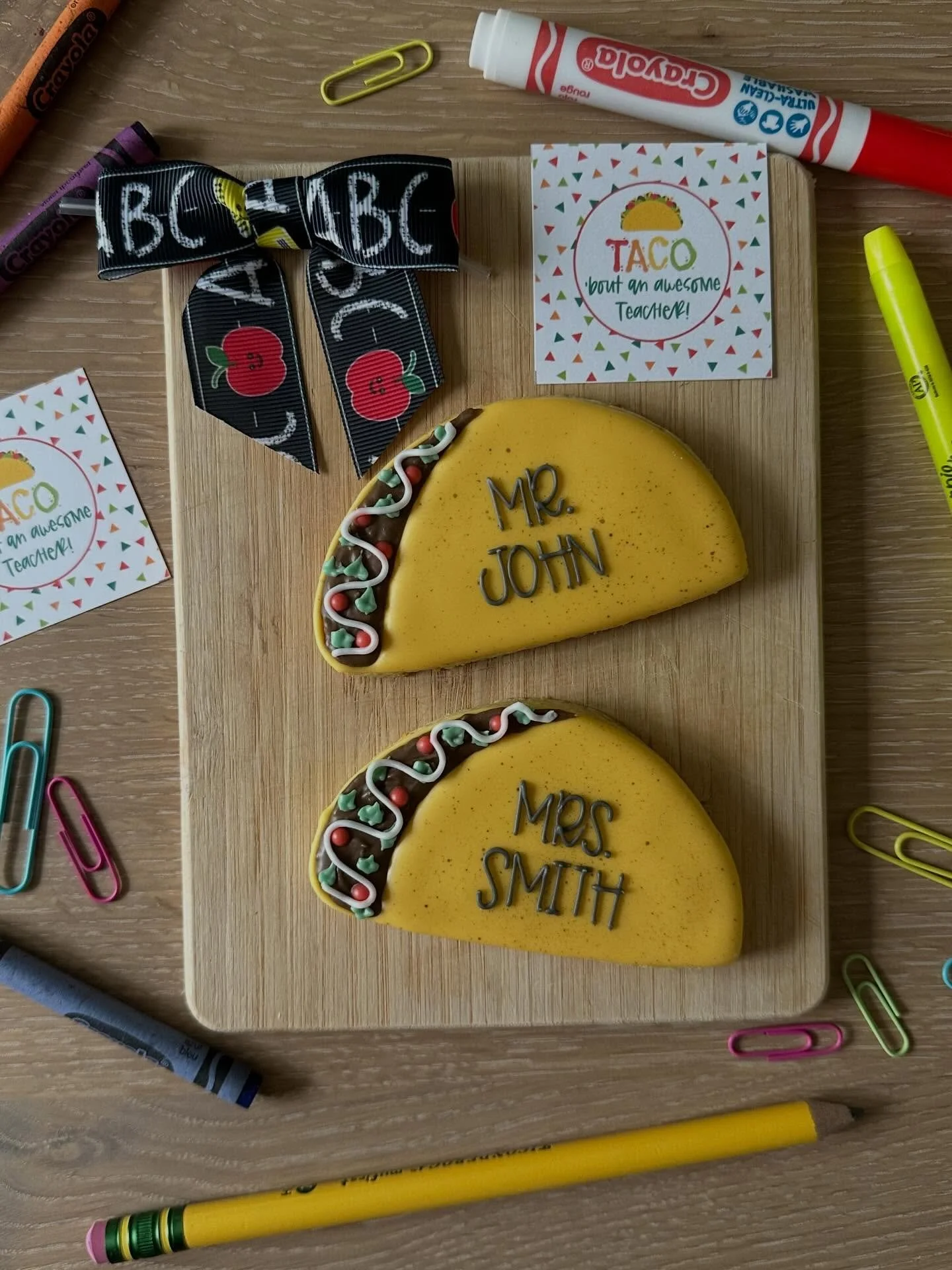 Teacher Appreciation cookies are LIVE and pick up will be on May 4! 📚✂️✏️🚌📓🍎

#teacherappreciationcookies #thankyouteachers #customsugarcookies #bayvillagecookies