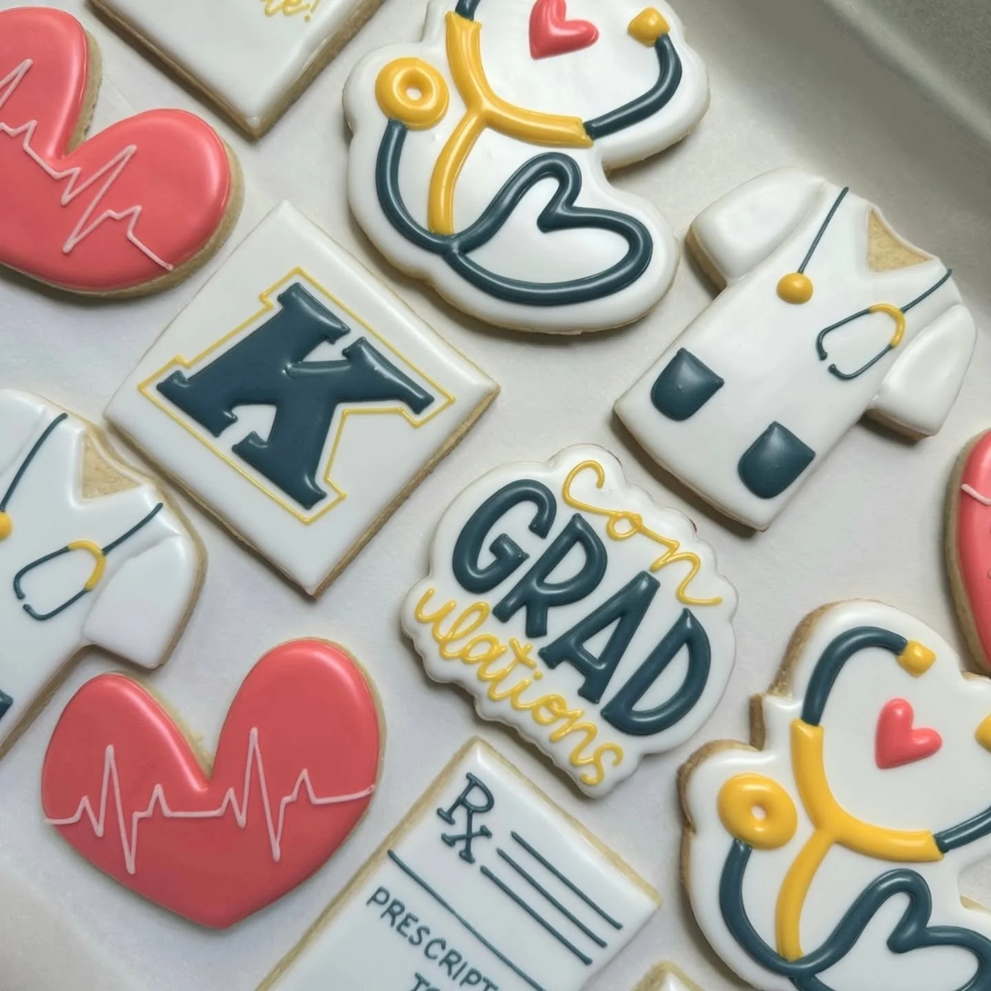 Finishing off Nurse Appreciation week with this fun set for a Kent State graduation!! 

#nurseappreciationweek #nurseappreciationcookies #prescriptiontocelebrate #PeckBakingCo