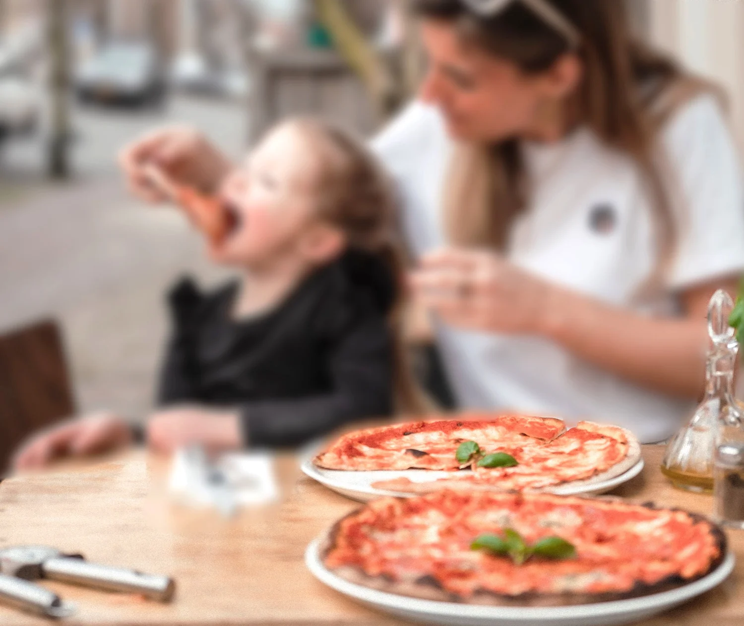 Kinderen maken pizza bij Forchetta