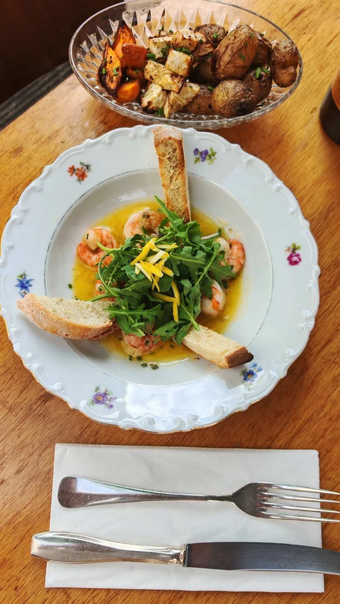 Gamberoni met knoflook en limoen, krielaardappeltjes en groenten bij Forchetta.
