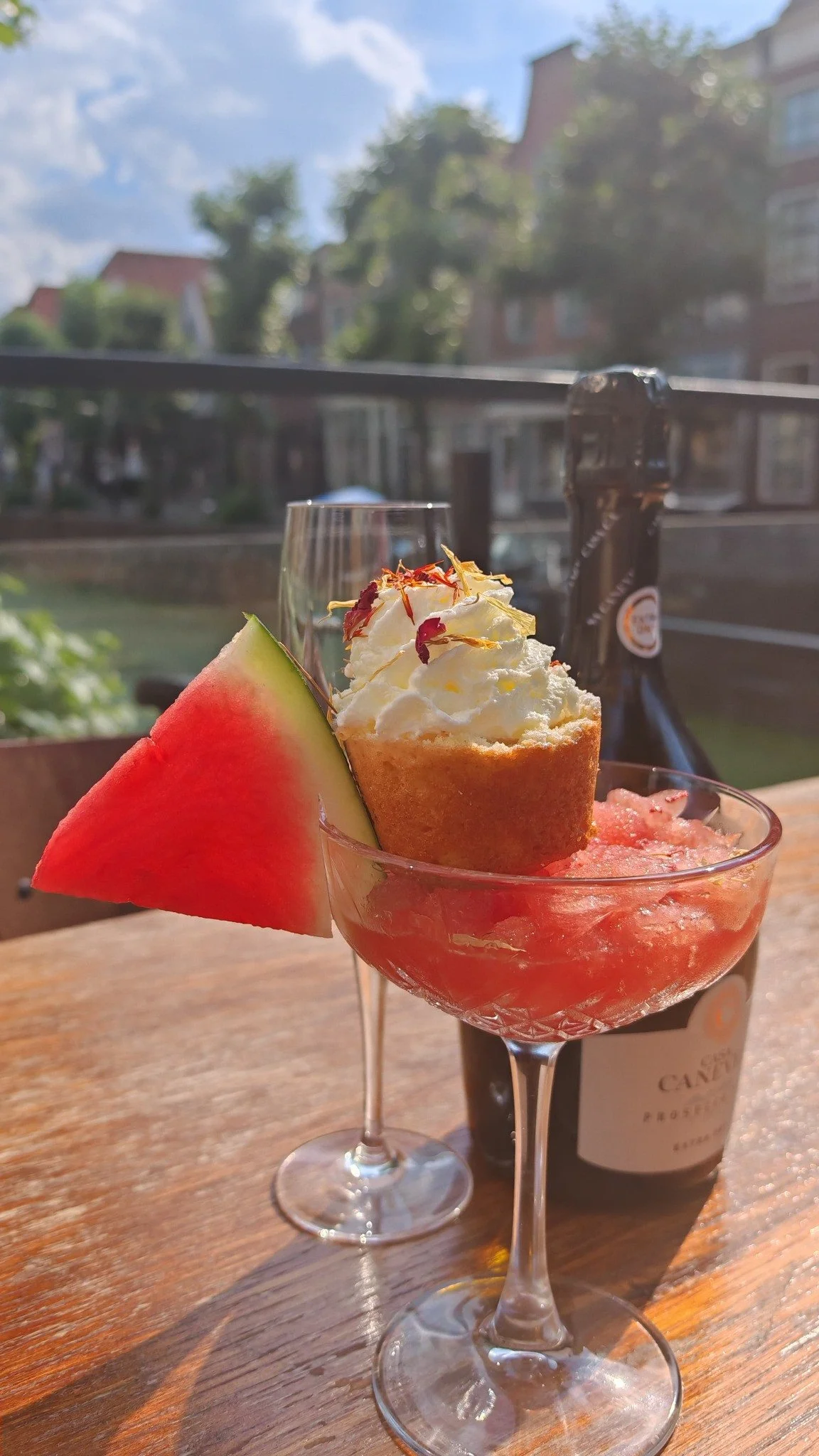 Granita van watermeloen met slagroom, geserveerd bij Forchetta.