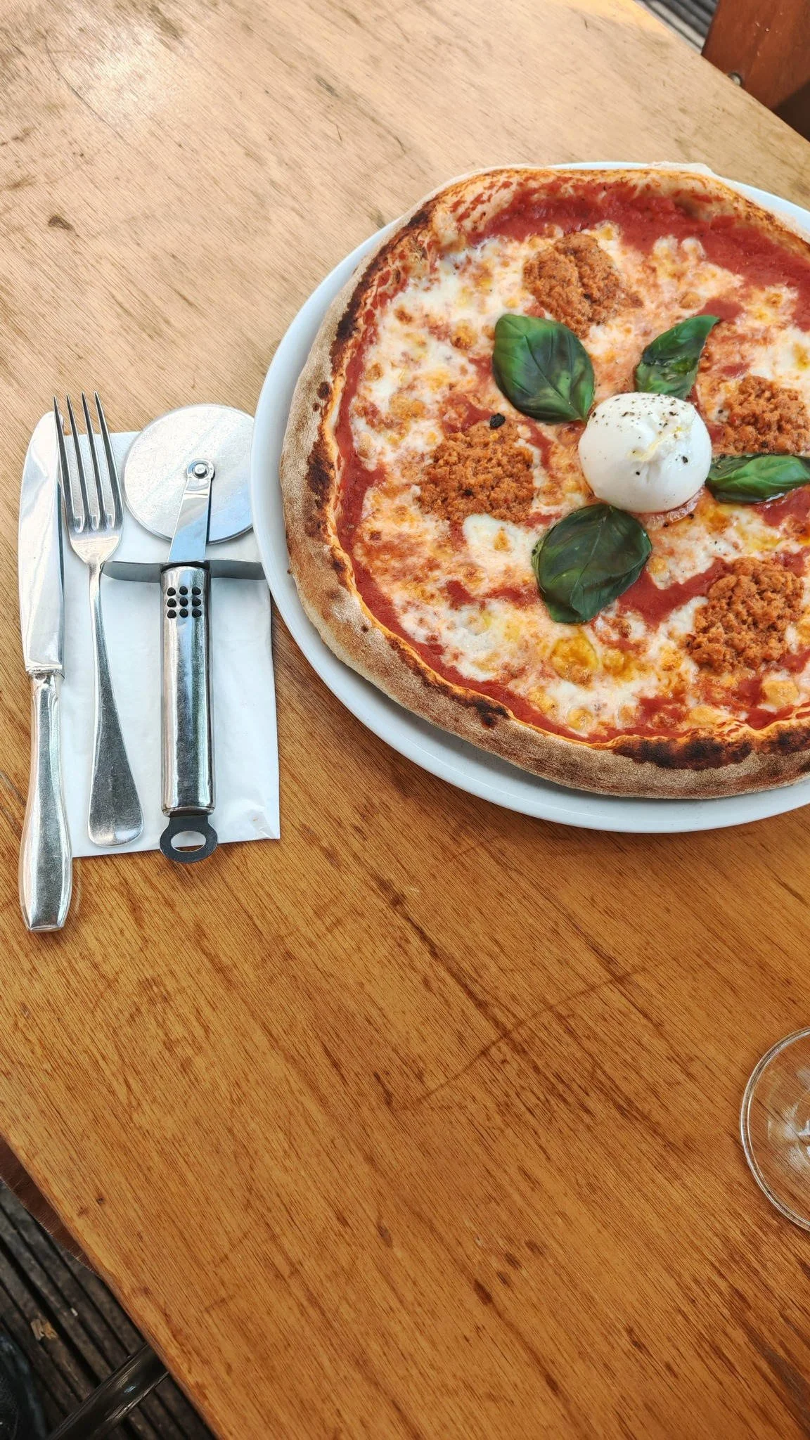 Pizza met ’nduja, burrata en basilicum bij Forchetta.