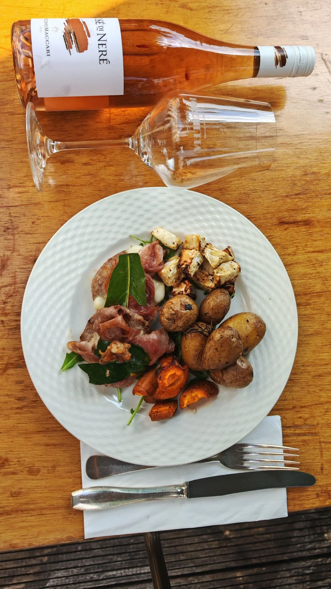 Saltimbocca alla Romana met krielaardappeltjes en seizoensgroenten bij Forchetta.