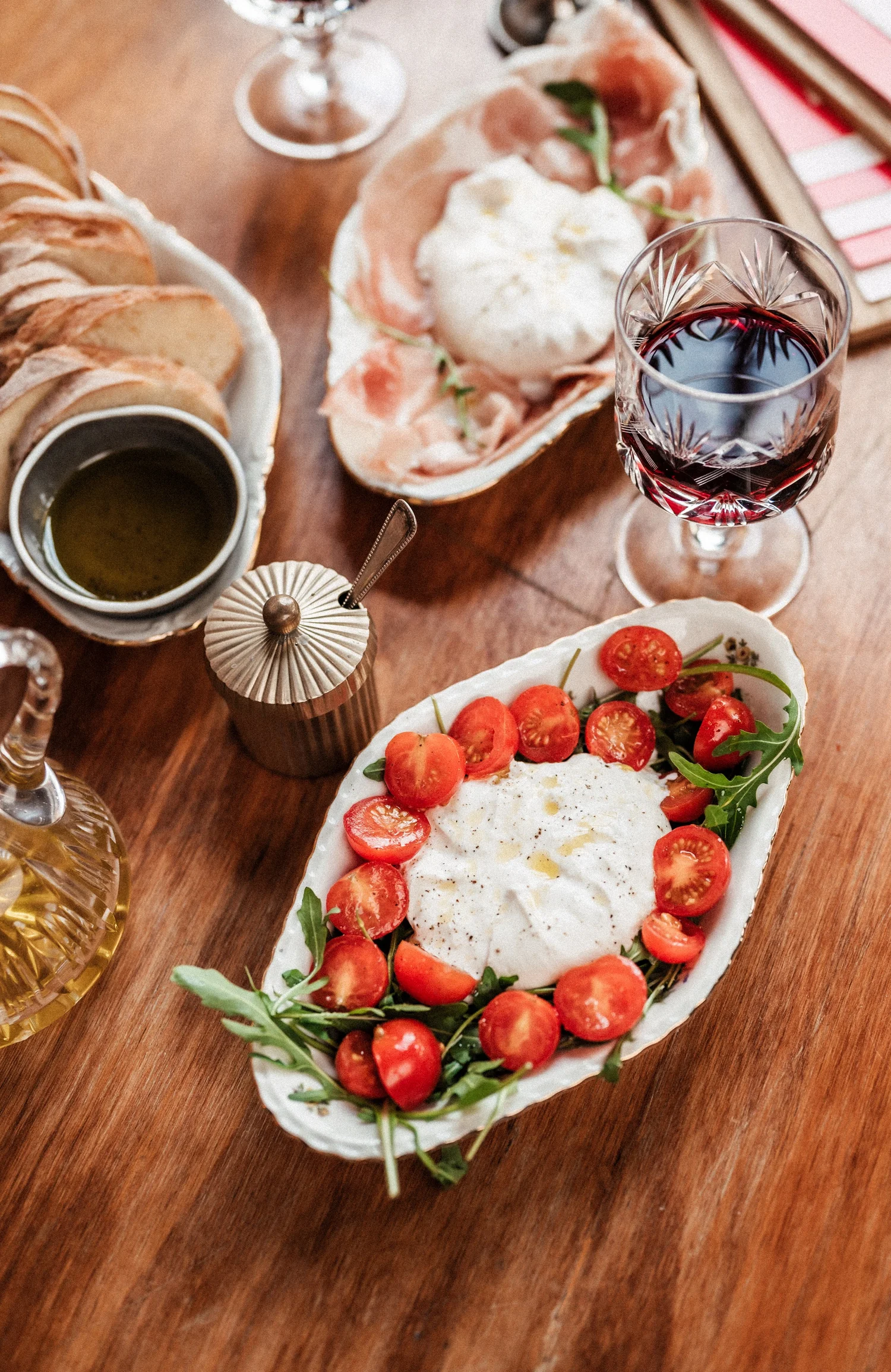 Italiaanse gerechten en wijn op tafel bij Forchetta