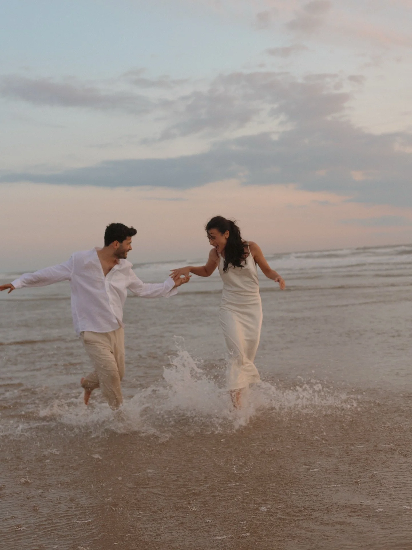 Geniunely soooo excited for all the planned beach shoots this summer. 🤍 Not gonna lie, they are probably my fav to capture. 🌞

If you&rsquo;ve been thinking about doing a beach shoot&hellip; consider this your tiny sign. Just saying 🫶🏼