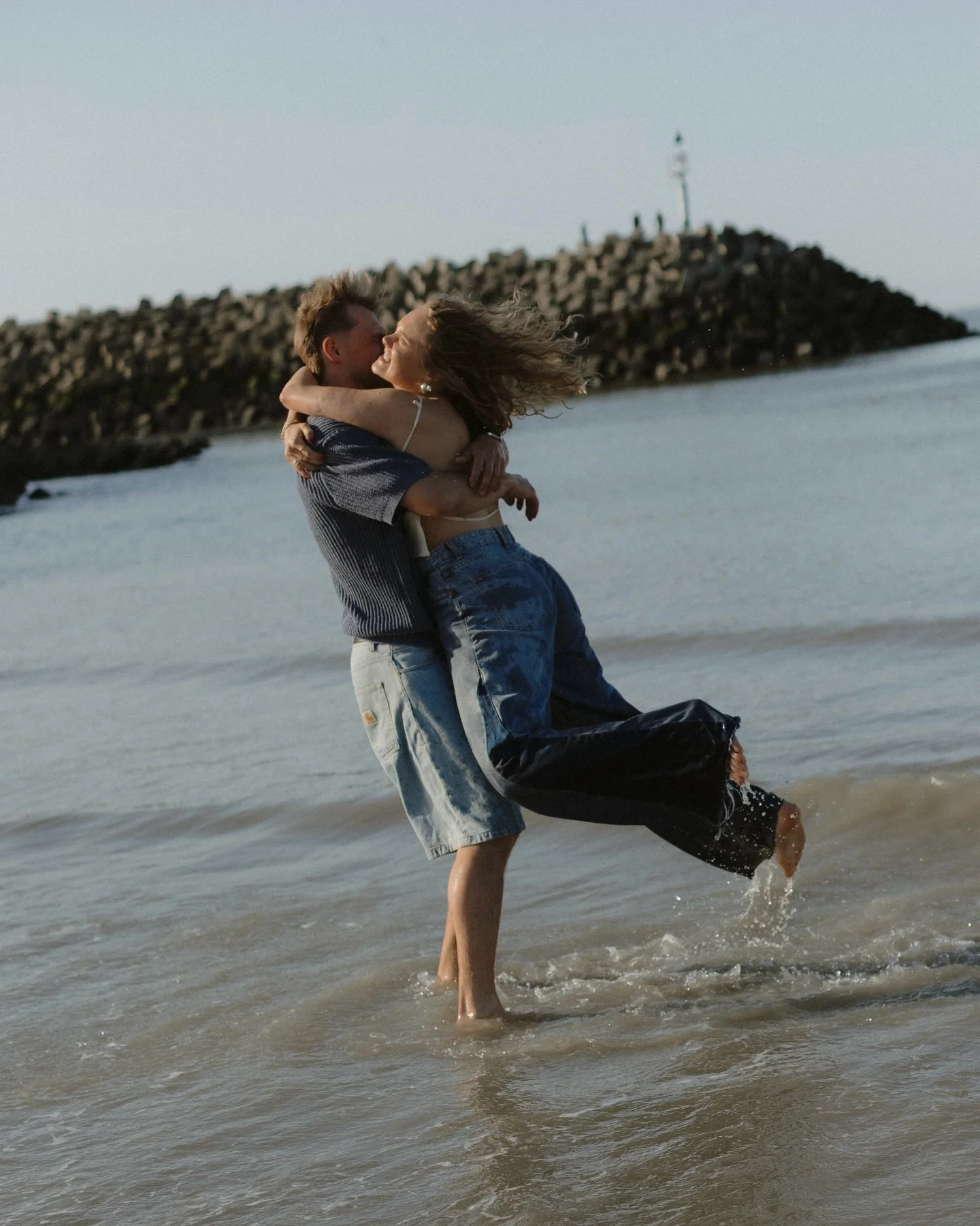Alyssa &amp; Wannes at a sunny day in Cadzand. 🤙🏼
And loookkk at their matching tattoos 🍷