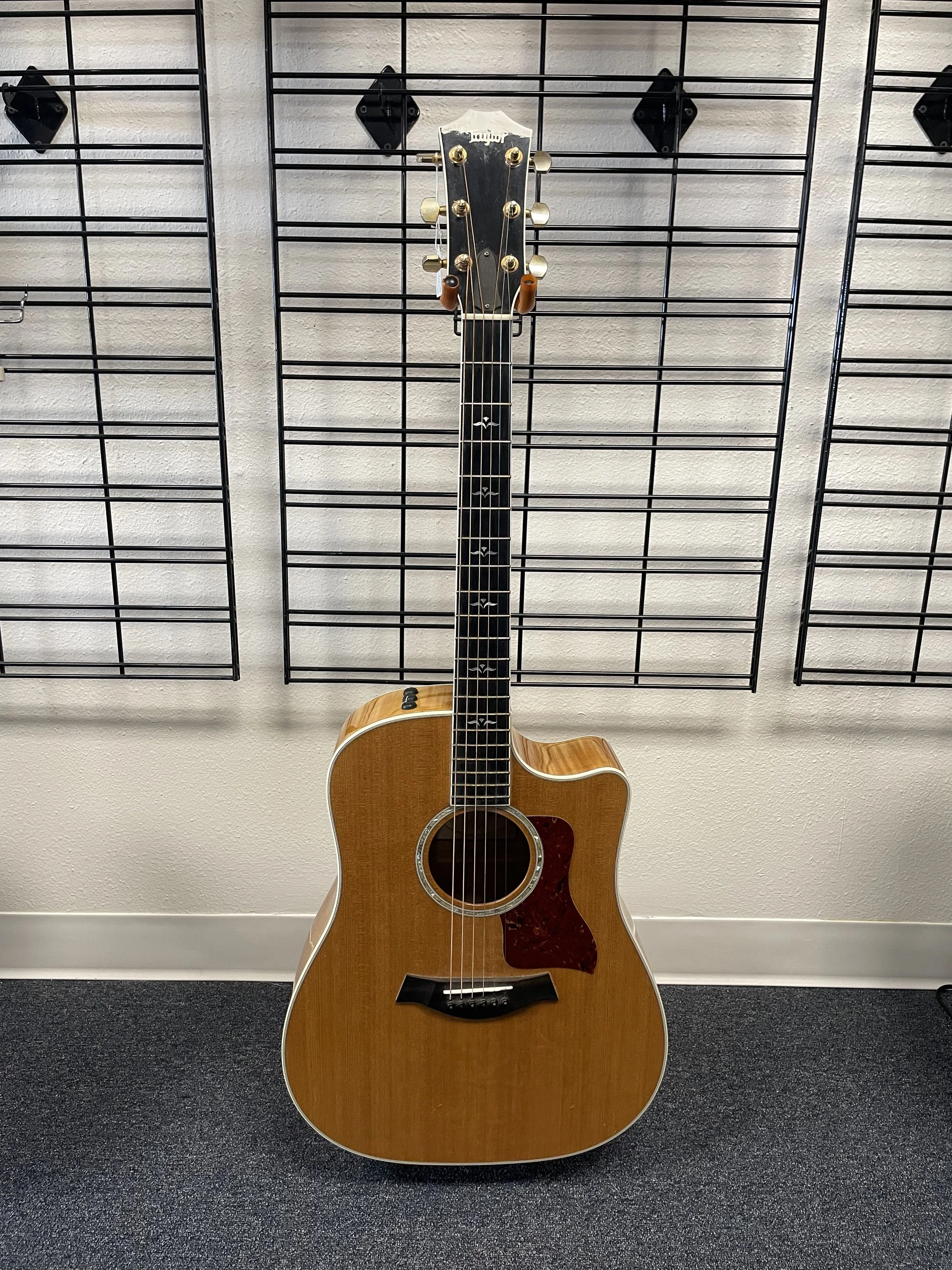 $2100   Taylor 2007 610CE, Sitka Spruce Top, Cutaway Dreadnought Maple Body, Taylor Electroics, Includes Case