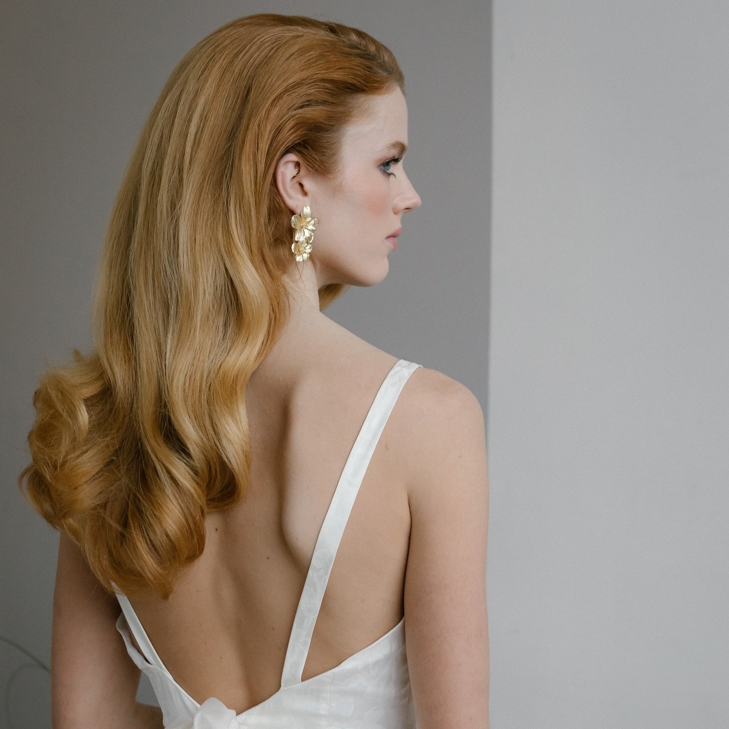 ✨ Soft volume, timeless elegance. I can&rsquo;t wait to create more voluminous styles this season! Whether it&rsquo;s cascading waves or structured glamour, effortless beauty is always the goal. ✨

Photography @carmphoto 
MUA @thelookbridal 
Florals 