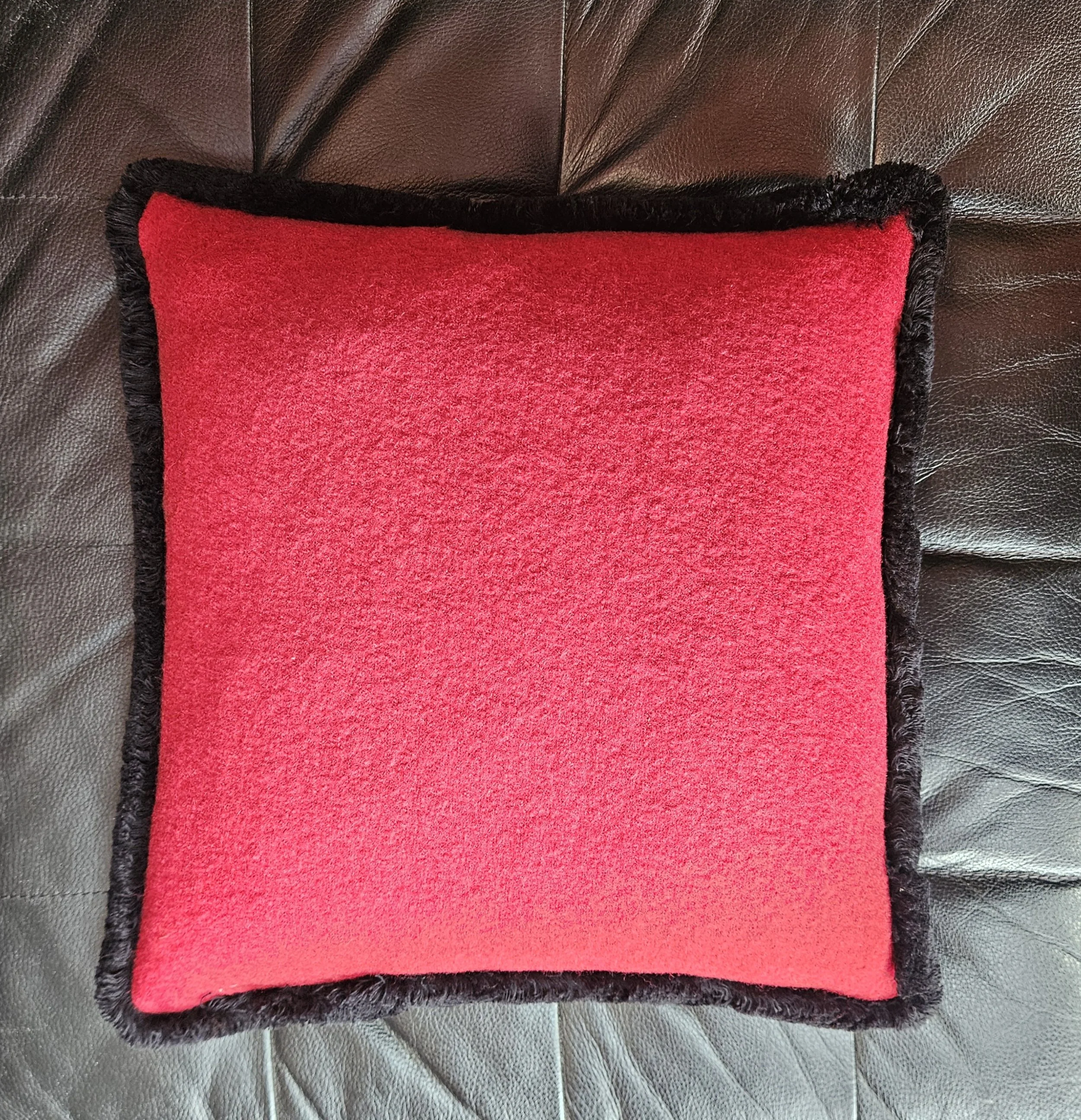 Boucle - fringed cushion