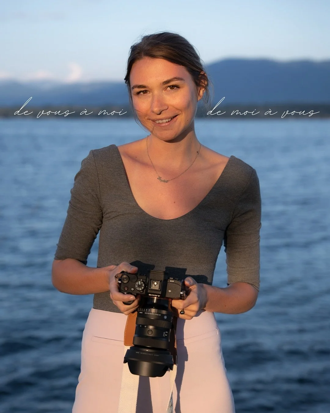 Parce que chaque photo est une rencontre, et que je vous demande de vous livrer &agrave; moi&hellip; il est temps que je me livre un peu &agrave; vous aussi 💛

Je m&rsquo;appelle Sophie, j&rsquo;ai 25 ans et je suis photographe &eacute;ditoriale. Je