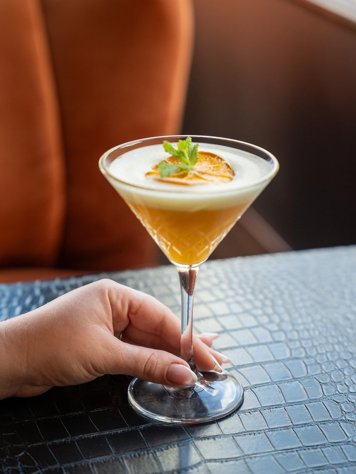 L&rsquo;art du cocktail, sublim&eacute; par @legrandhotel_letouquet 💫
&bull;
&bull;
&bull;
&bull;
#photographegeneve #photographeannecy #photographebrandinggeneve #photographehotels #photographehotelsgeneve #photographebranding