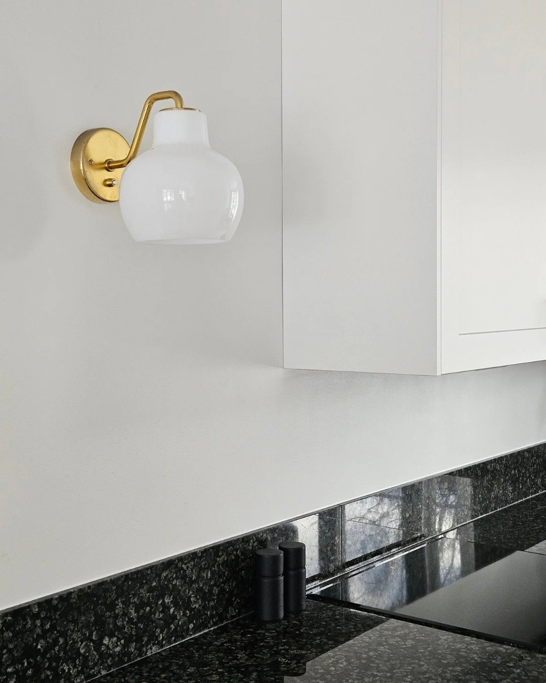 Mielenkiintoni sisustussuunnittelua kohtaan kasvoi entisest&auml;&auml;n, kun uudistimme oman keitti&ouml;mme vuonna 2023. Keitti&ouml; toimii edelleen t&auml;ydellisesti ja se on juuri meid&auml;n n&auml;k&ouml;inen!

N&auml;m&auml; valitsisin ehdot