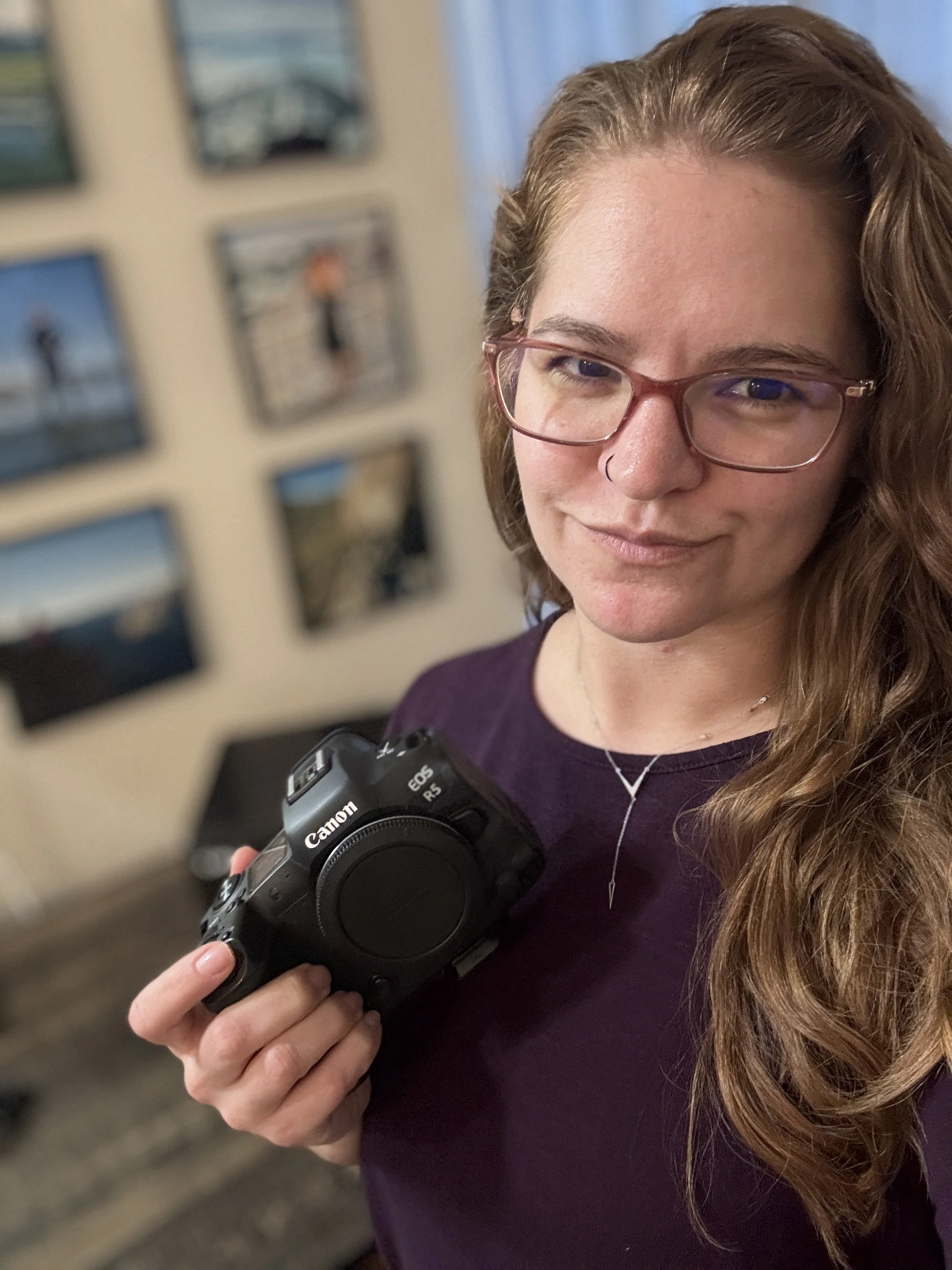 Amanda holding her Canon EOS R5 camera.