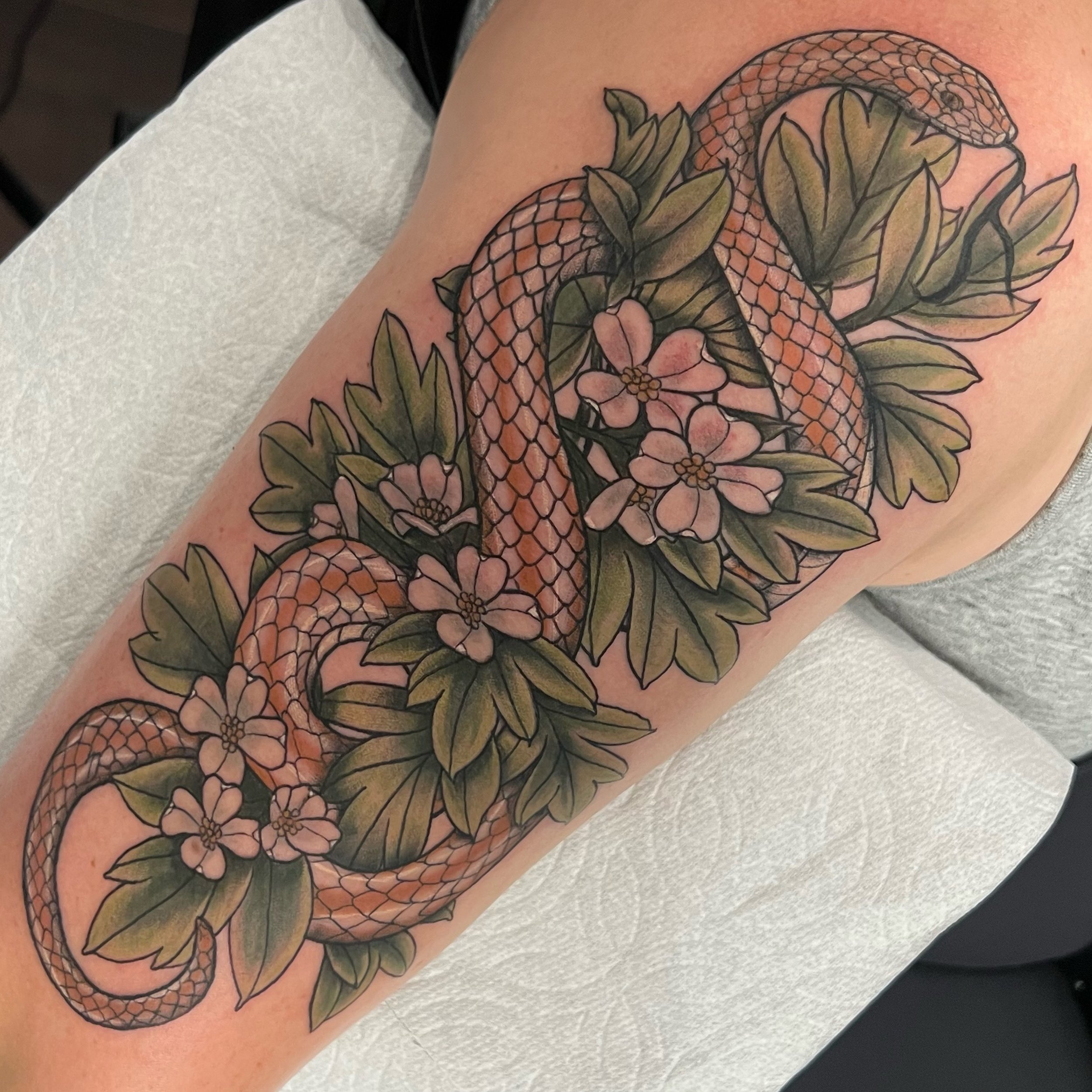 Had a blast making this tattoo of a little rosy boa named Ophelia for @squarah.louise yesterday. Thank you for all the trust and for sitting so well. 🥰