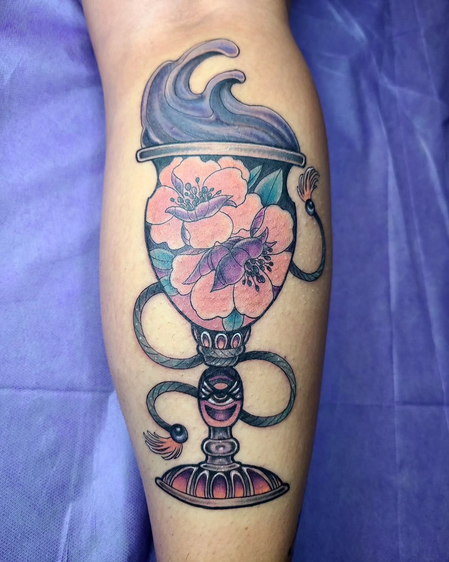 A flash design on one of my favorite people in the world @celena.y.las.plantitas
Thanks for always letting me do my designs on you and supporting me always 🥰

#sisters #flashtattoo #neotraditional #neotraditionaltattoo #easterbunny #lovelandcolorado