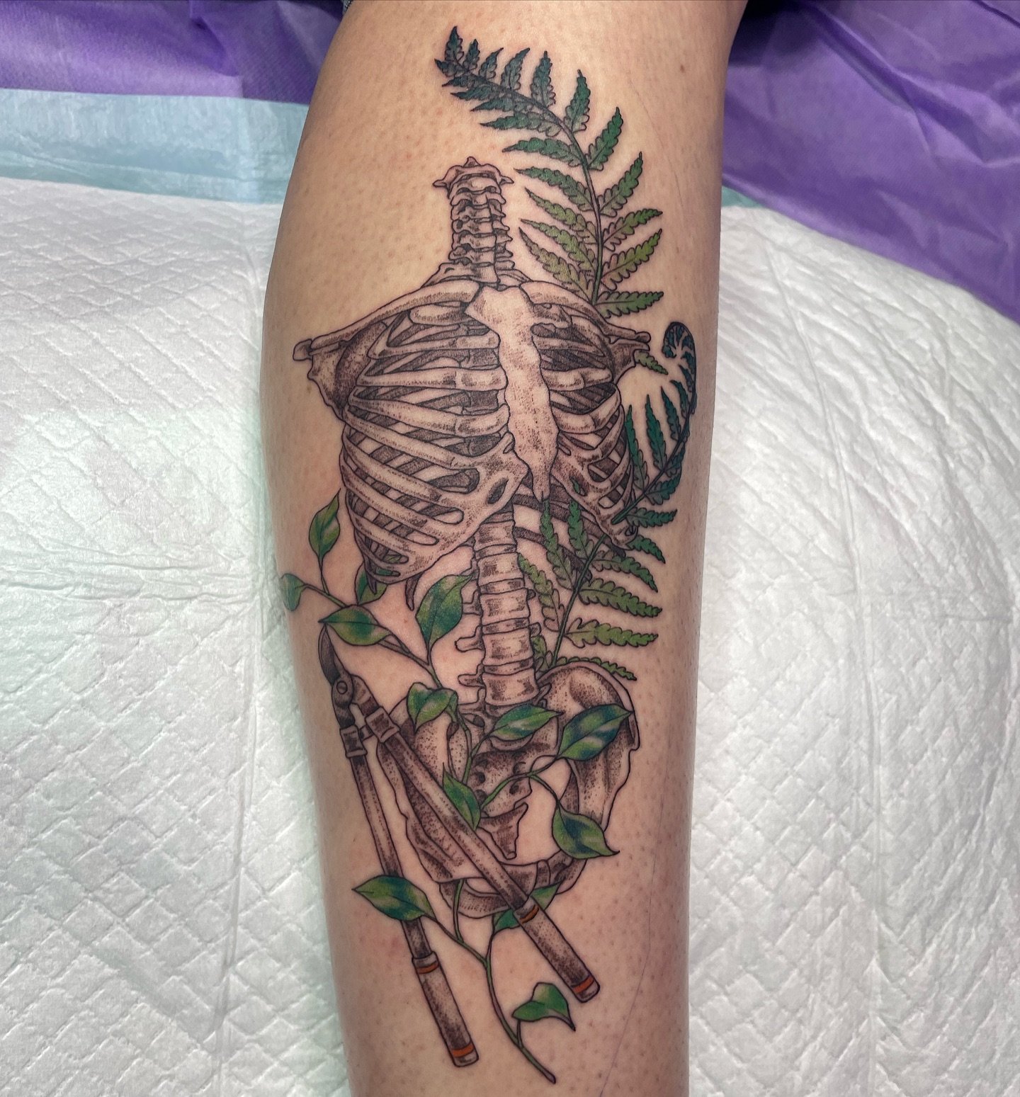 Did you know that hedge clippers can be used to remove the ribs during an autopsy? I love learning about the medical field but will stick to tattooing 😅 I loved getting to create this piece for @llamaandwhick to represent her work in pathology ✨ 
&b